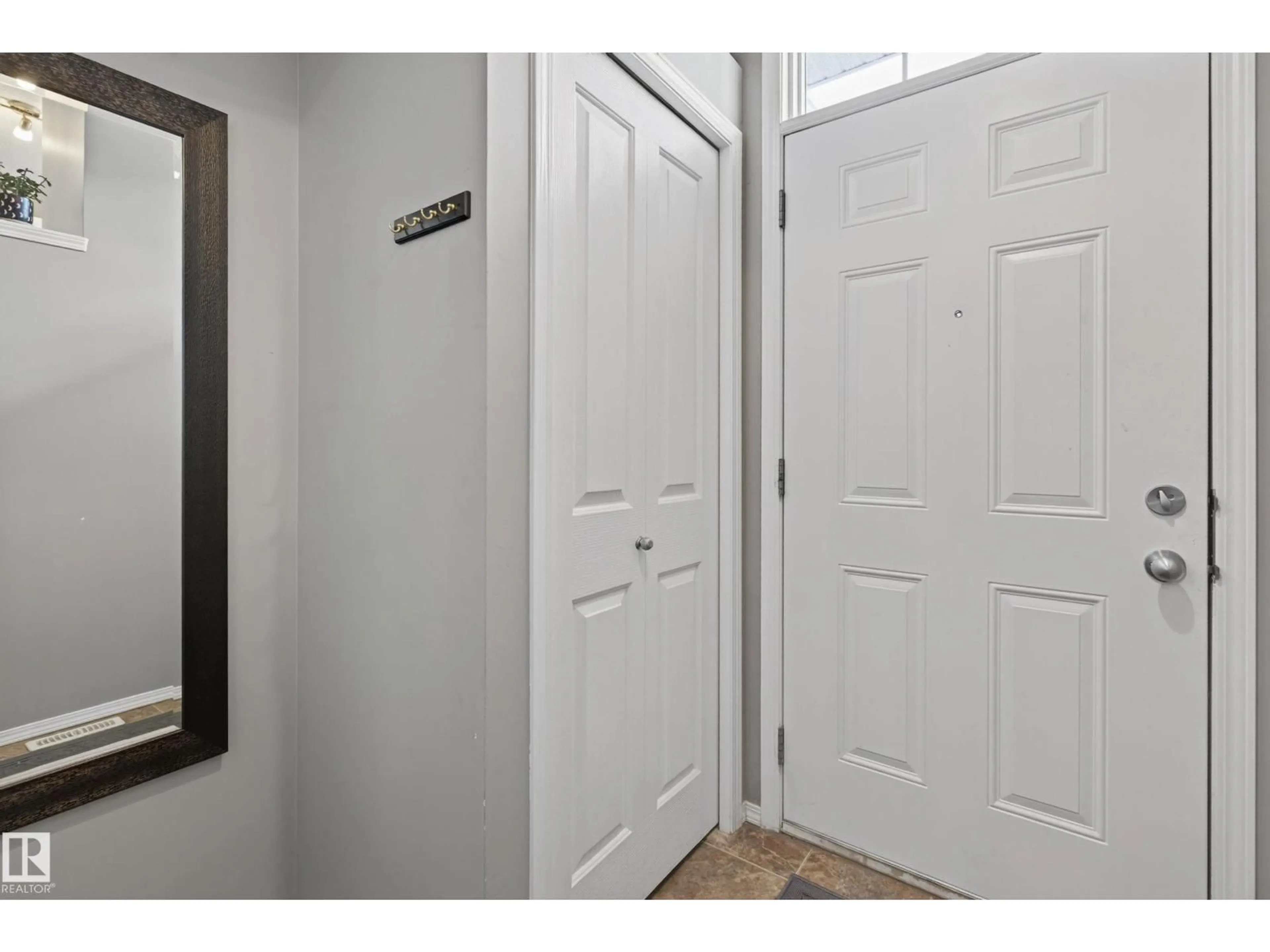 Indoor entryway for 17 - 5604 199 ST NW, Edmonton Alberta T6M2Z9