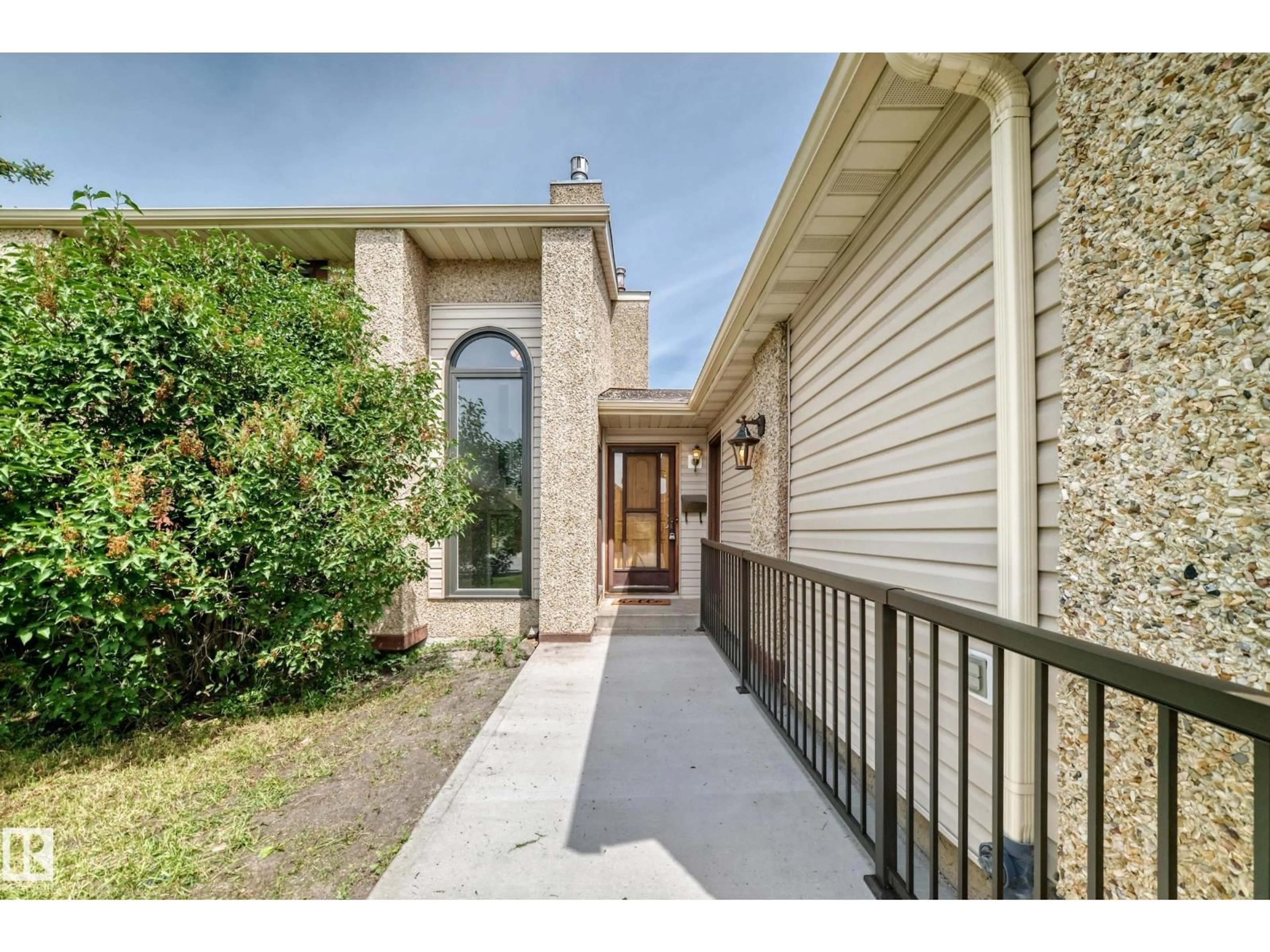 Indoor entryway for 18636 71 AV, Edmonton Alberta T5T2S3