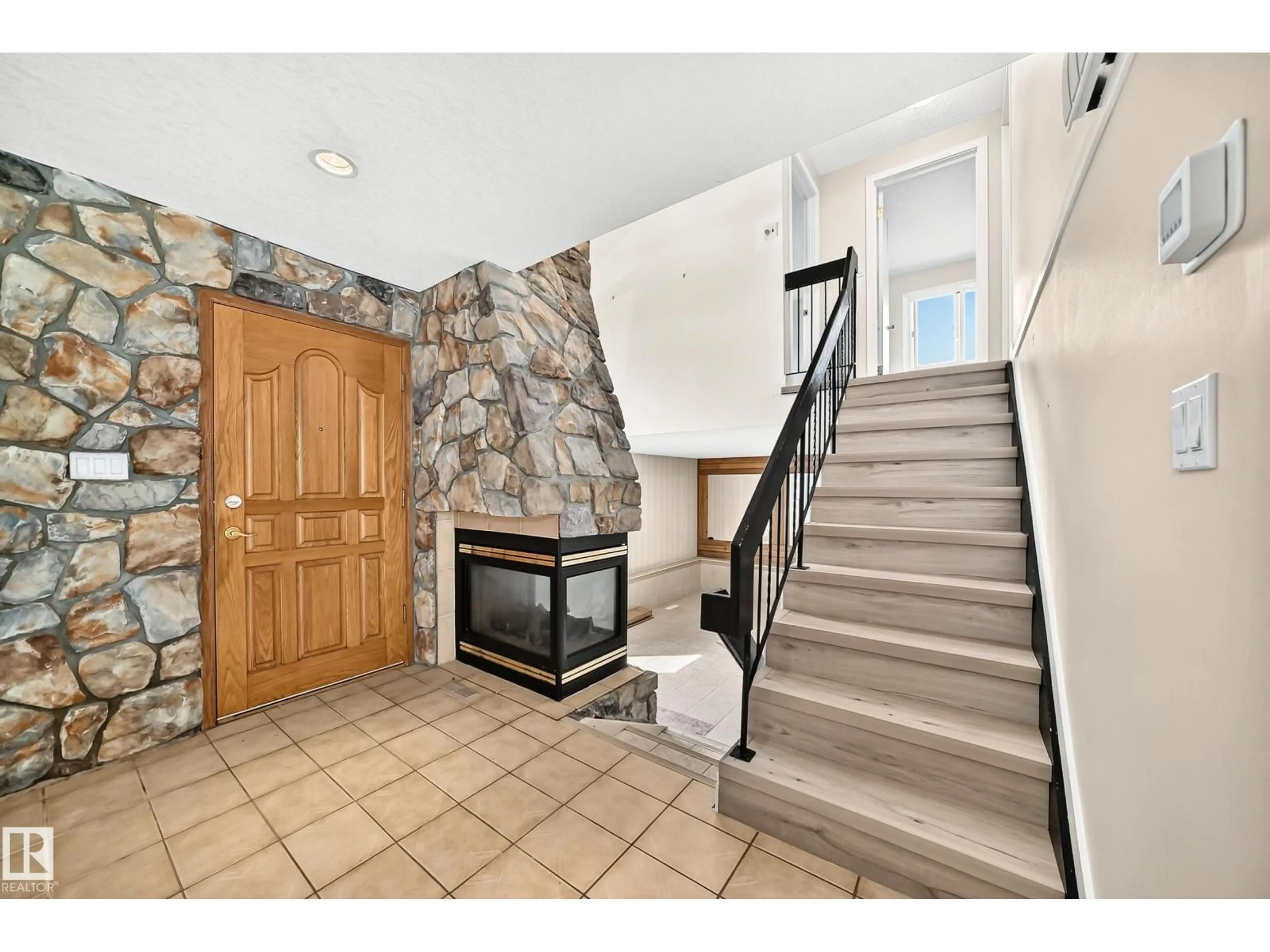 Indoor entryway for 18636 71 AV, Edmonton Alberta T5T2S3