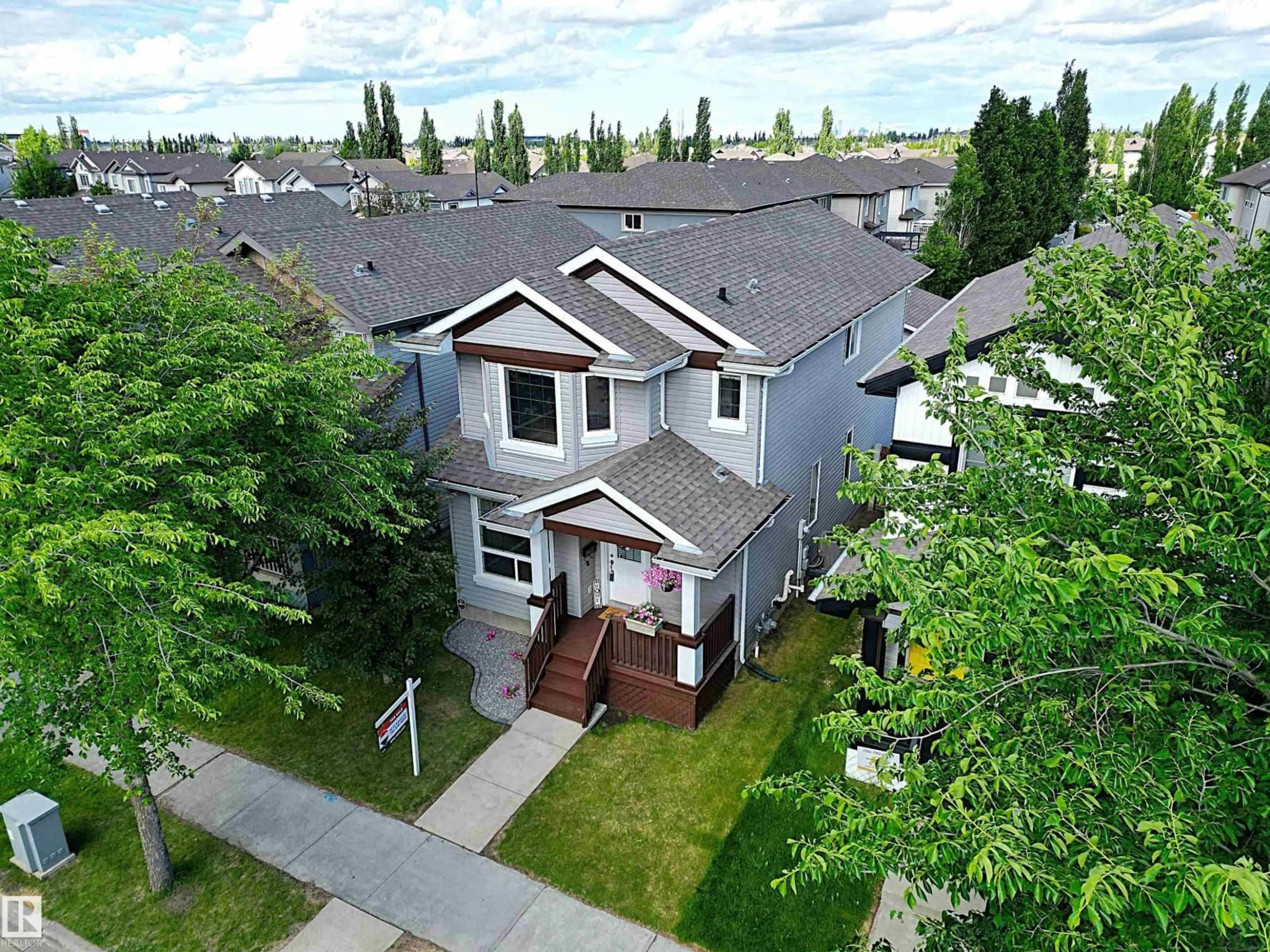 A pic from outside/outdoor area/front of a property/back of a property/a pic from drone, street for 430 HEMINGWAY RD, Edmonton Alberta T6M0J8