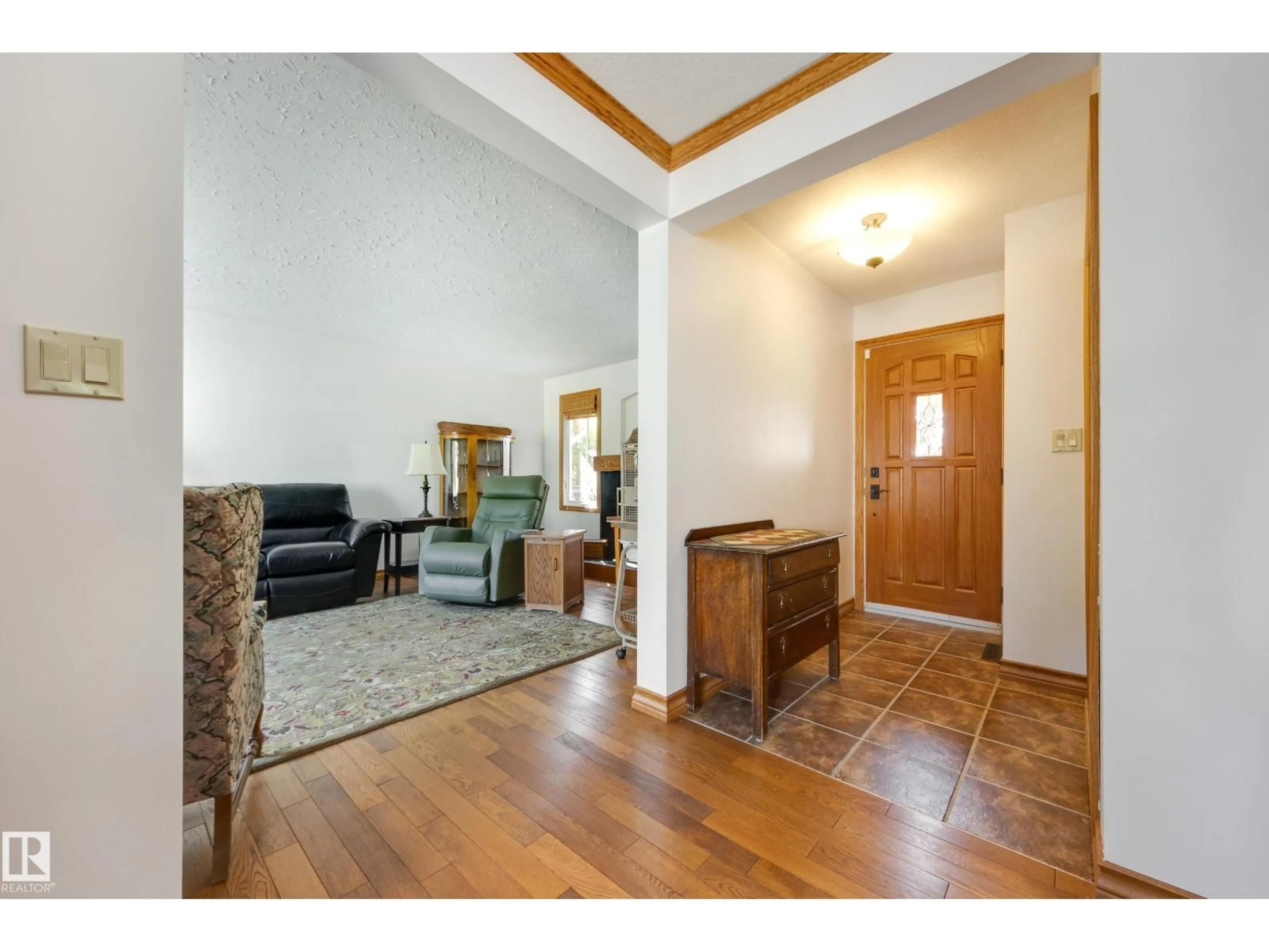 Indoor foyer for 7216 103 AV, Edmonton Alberta T6A0V1