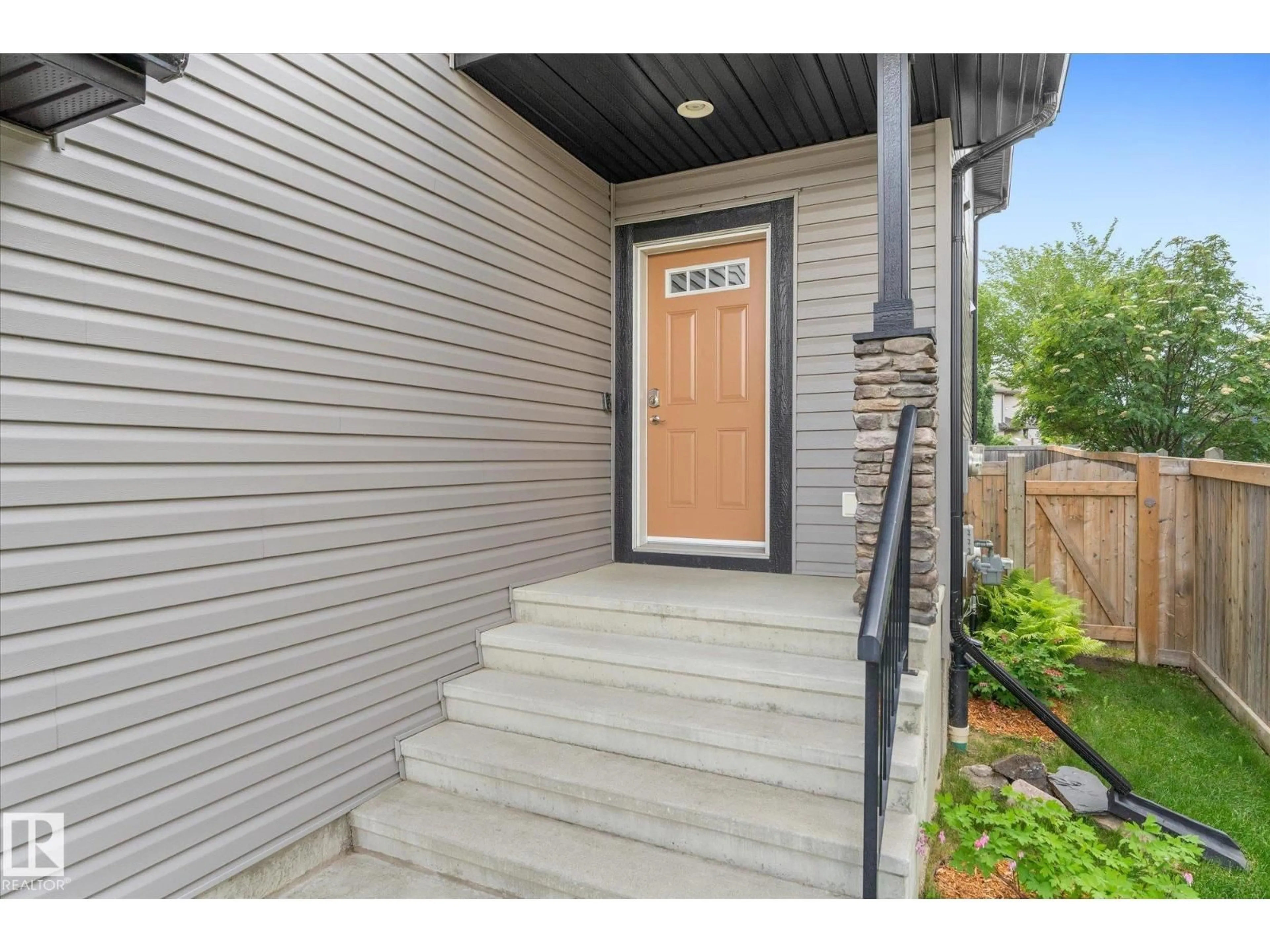 Indoor entryway for 21 HARTWICK CT, Spruce Grove Alberta T7X0K2