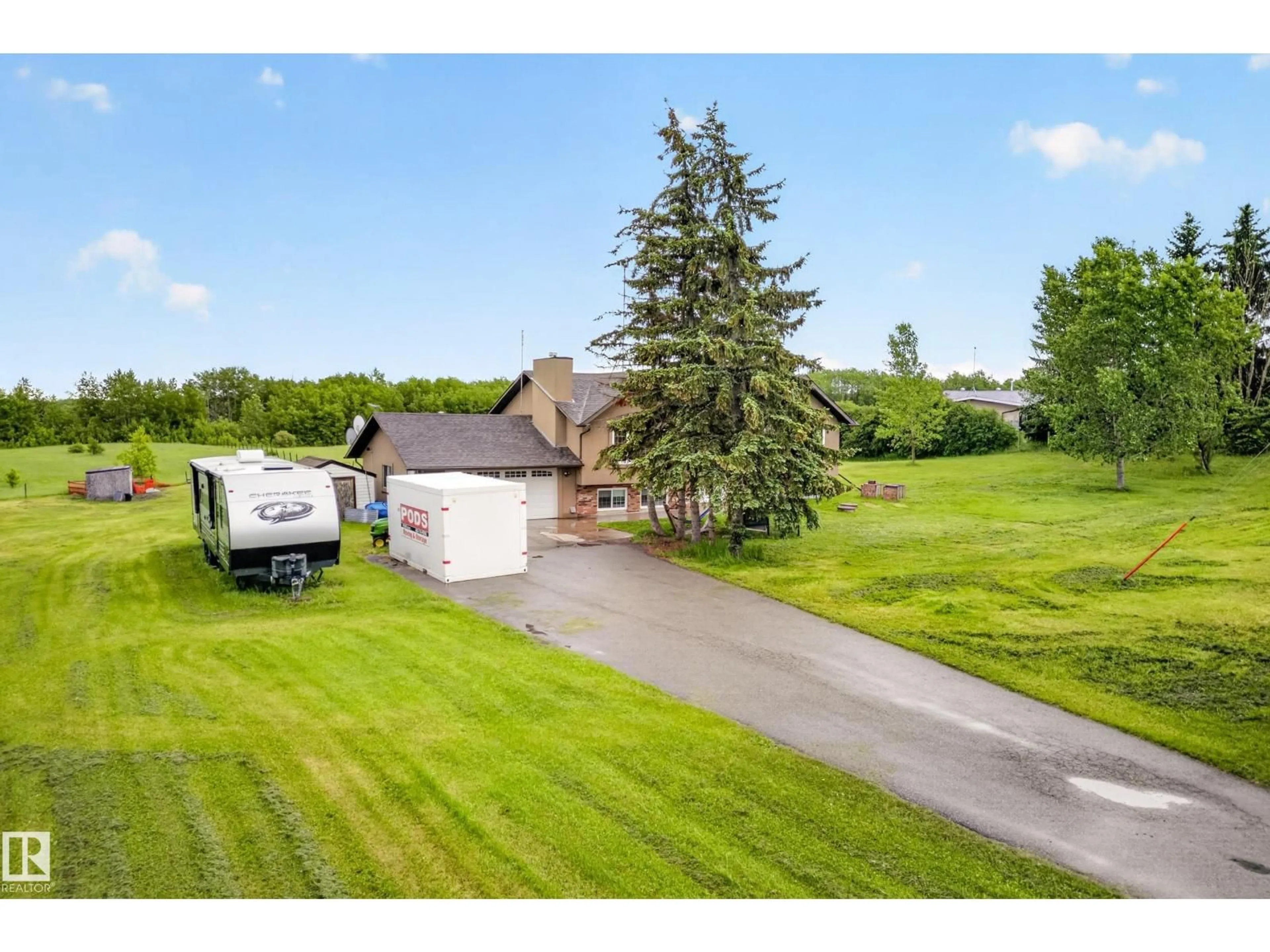 A pic from outside/outdoor area/front of a property/back of a property/a pic from drone, unknown for 51561 - 217 RGE ROAD 224, Rural Strathcona County Alberta T8C1H5