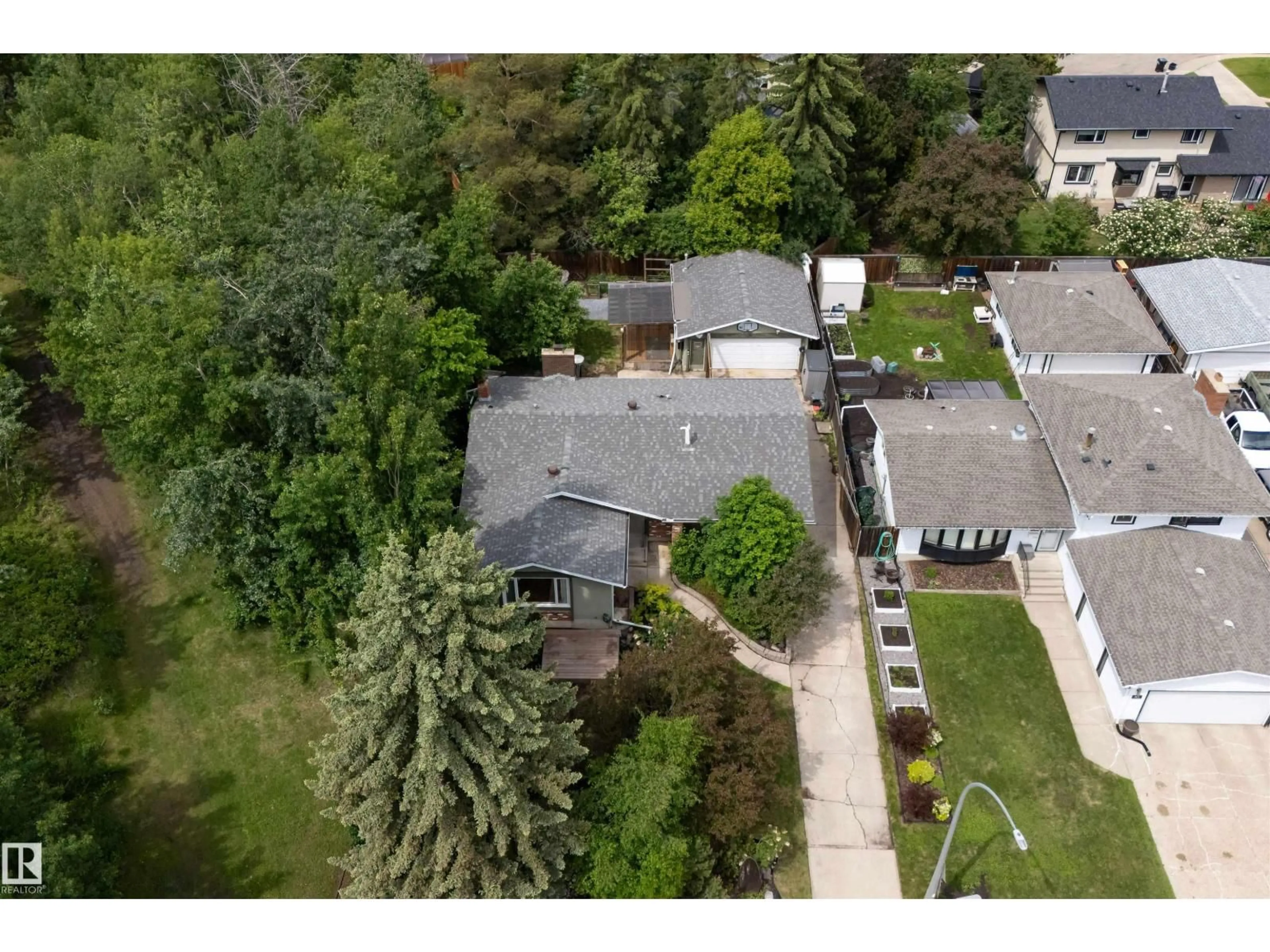 A pic from outside/outdoor area/front of a property/back of a property/a pic from drone, street for 140 GREENGOVE AVE, Sherwood Park Alberta T8A3C7