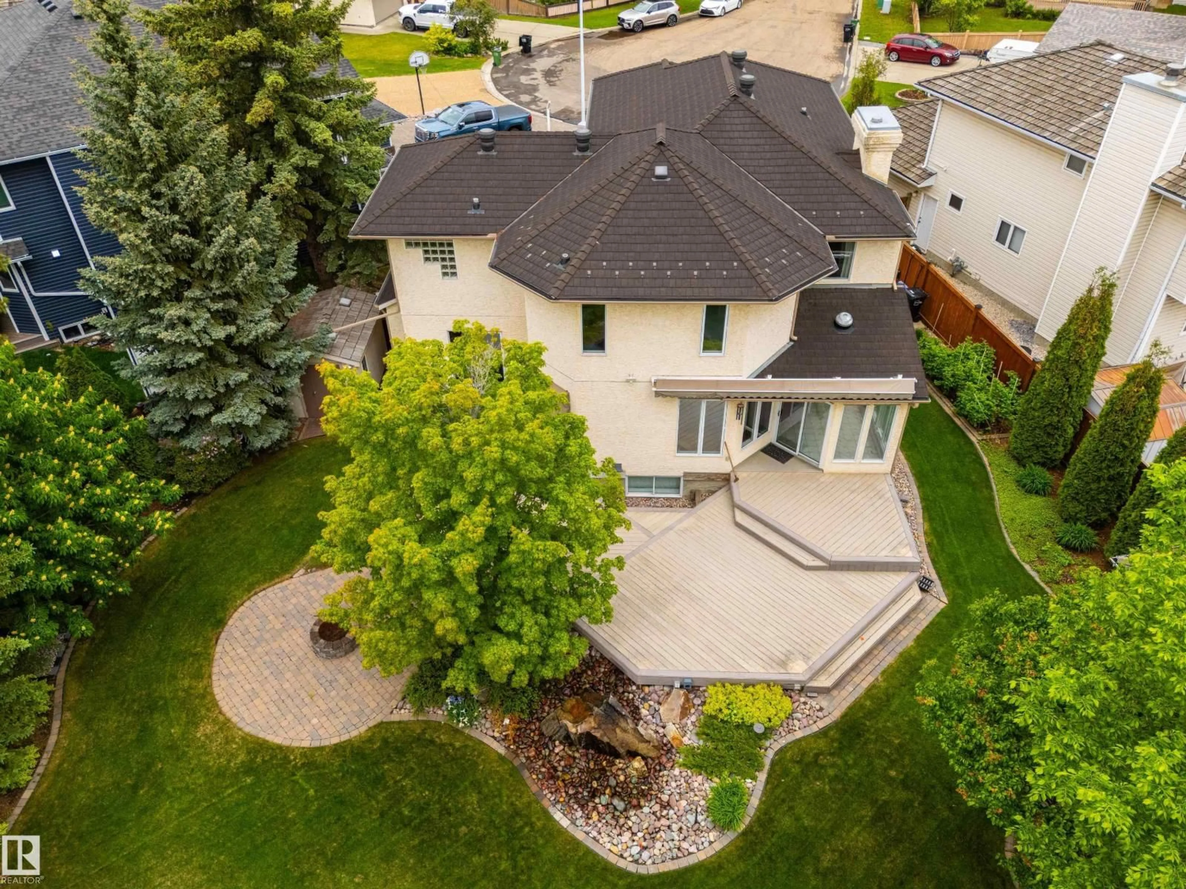 A pic from outside/outdoor area/front of a property/back of a property/a pic from drone, street for 582 BUCHANAN RD, Edmonton Alberta T6R1Z7