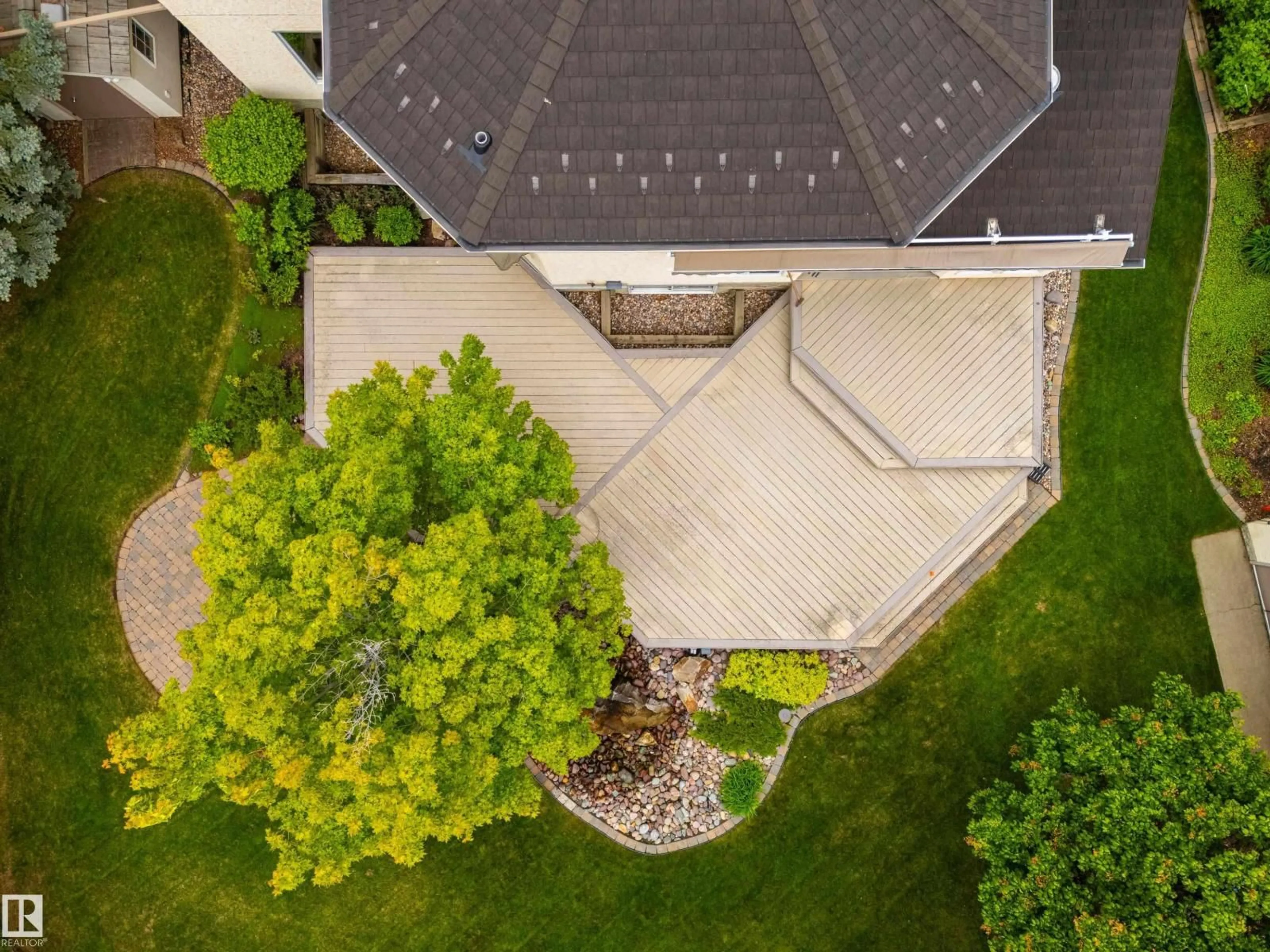 A pic from outside/outdoor area/front of a property/back of a property/a pic from drone, street for 582 BUCHANAN RD, Edmonton Alberta T6R1Z7