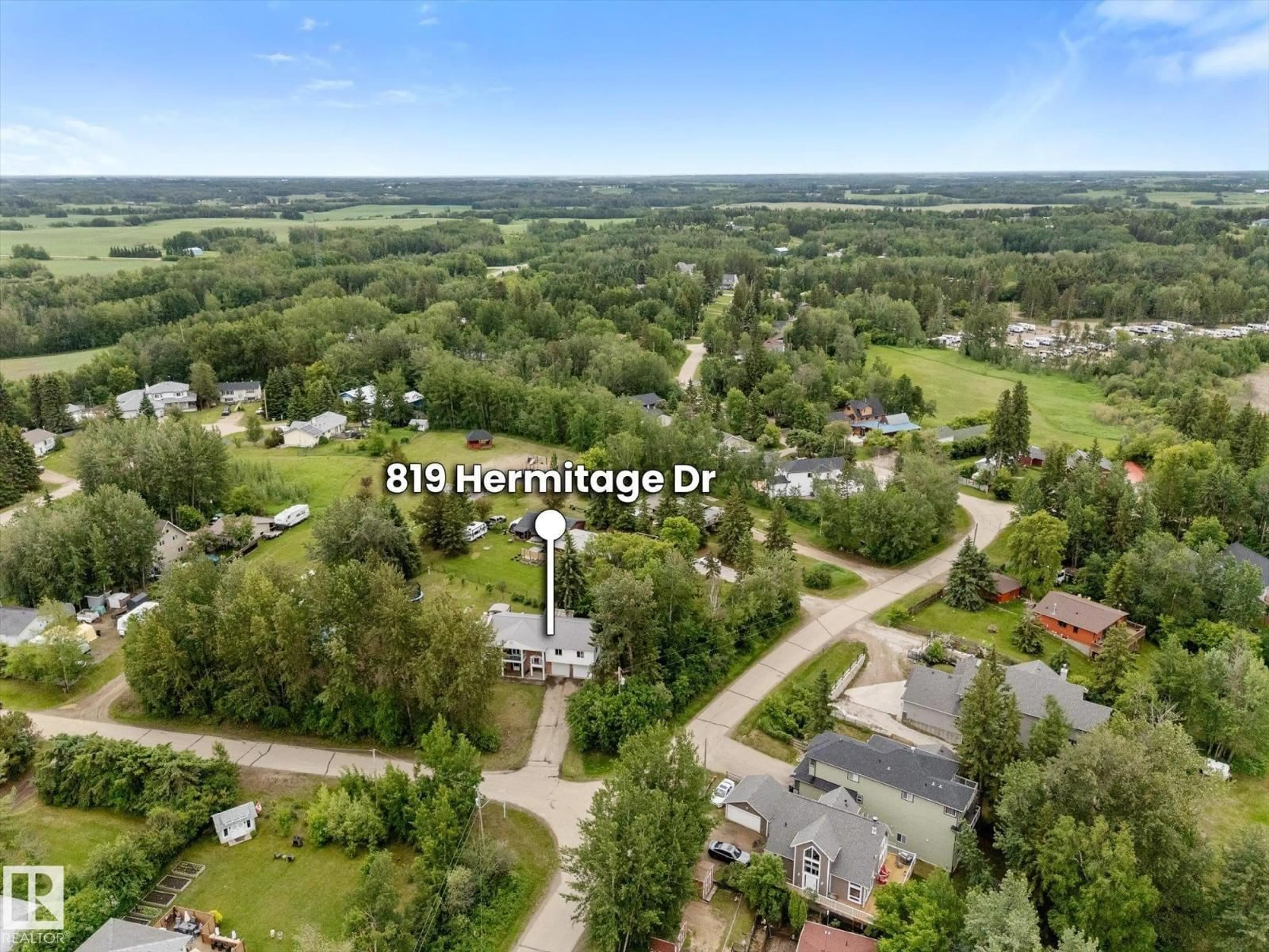 A pic from outside/outdoor area/front of a property/back of a property/a pic from drone, street for 819 HERMITAGE DR, Rural Parkland County Alberta T7Z2T3