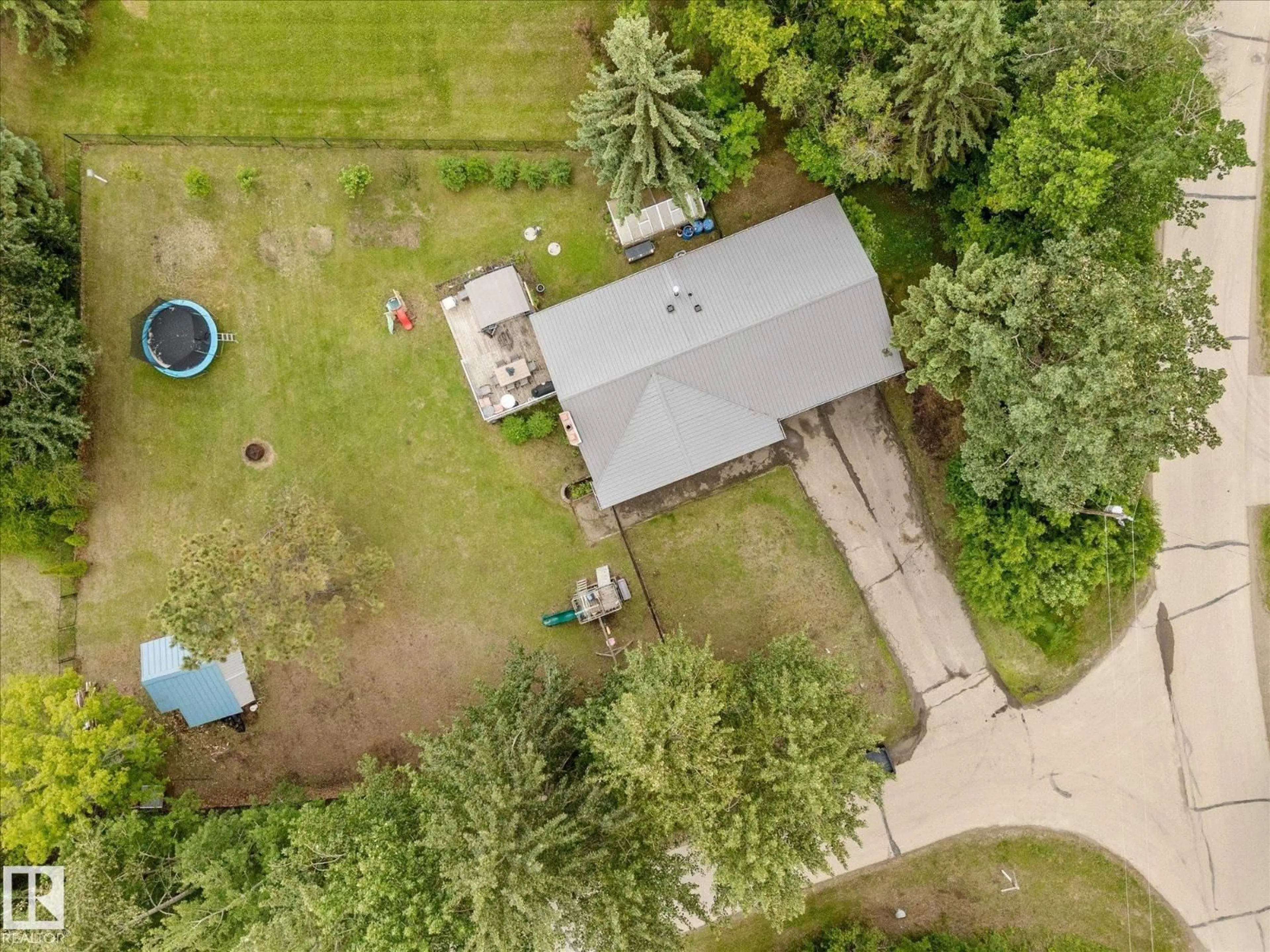 A pic from outside/outdoor area/front of a property/back of a property/a pic from drone, unknown for 819 HERMITAGE DR, Rural Parkland County Alberta T7Z2T3