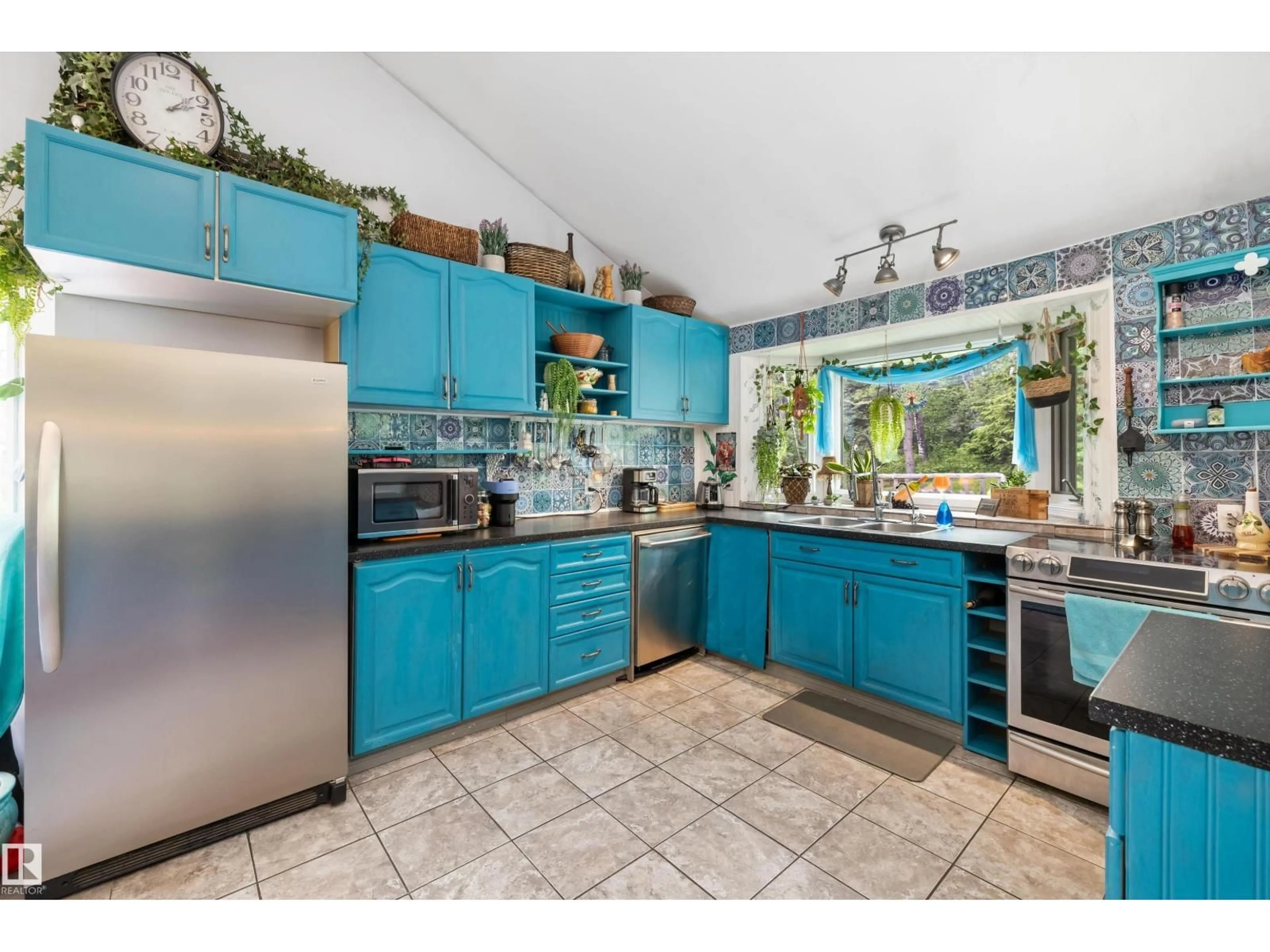 Open concept kitchen, ceramic/tile floor for 7 - 53424 RANGE ROAD 13, Rural Parkland County Alberta T7Y0B4