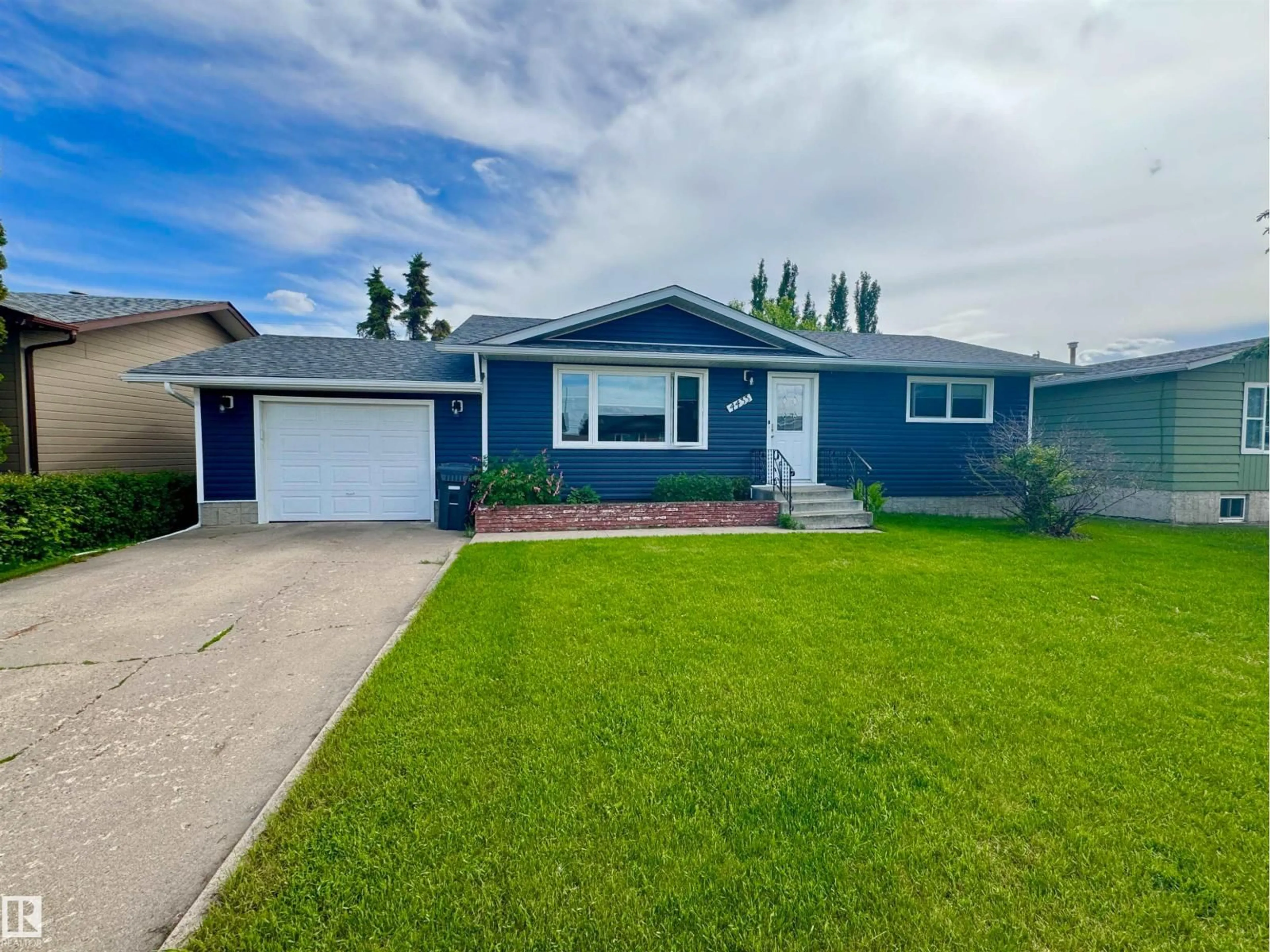 Home with vinyl exterior material, street for 4433 48 AV, St. Paul Town Alberta T0A3A3