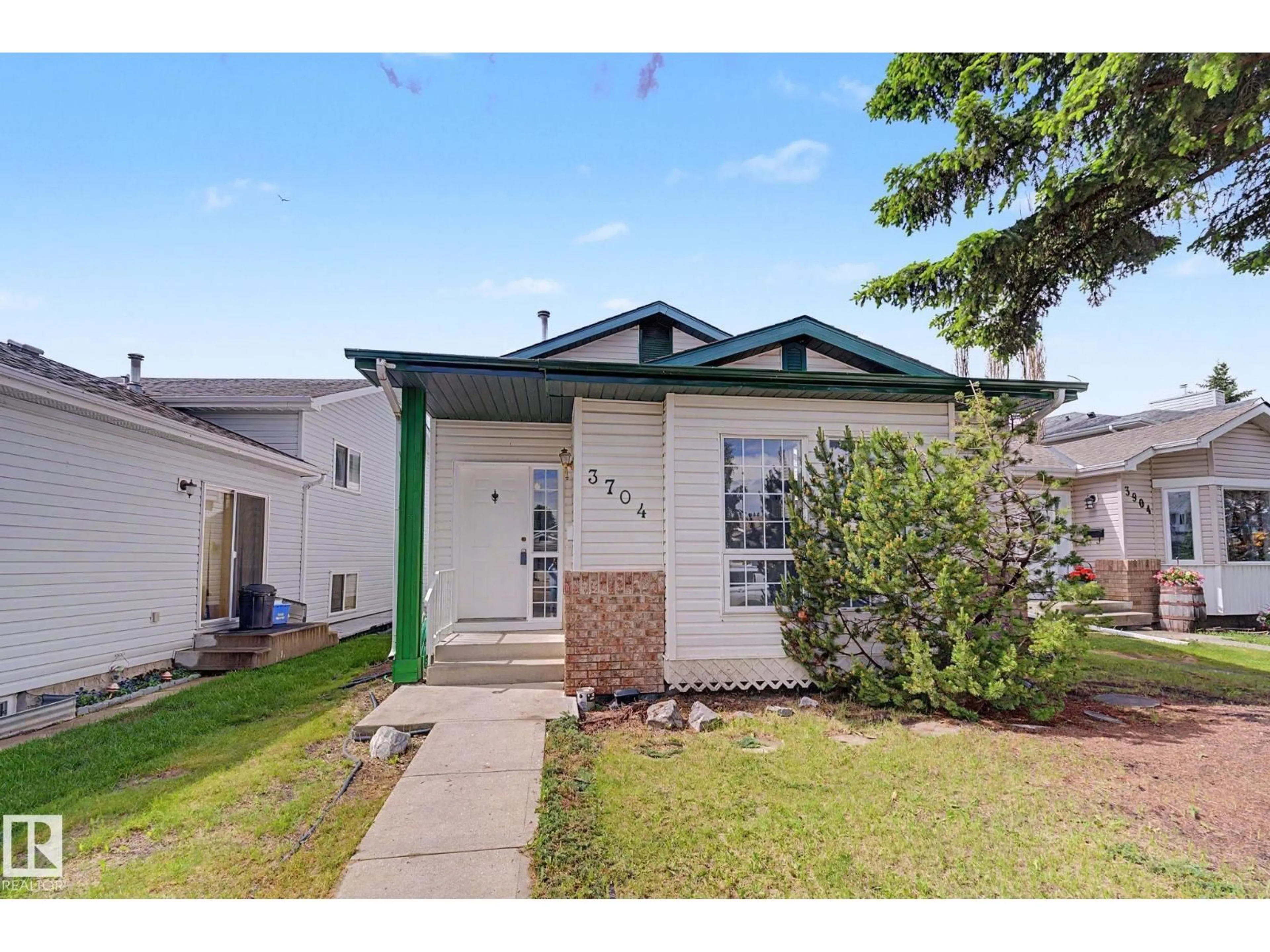 Home with vinyl exterior material, street for 3704 39 AV, Edmonton Alberta T6L6S9