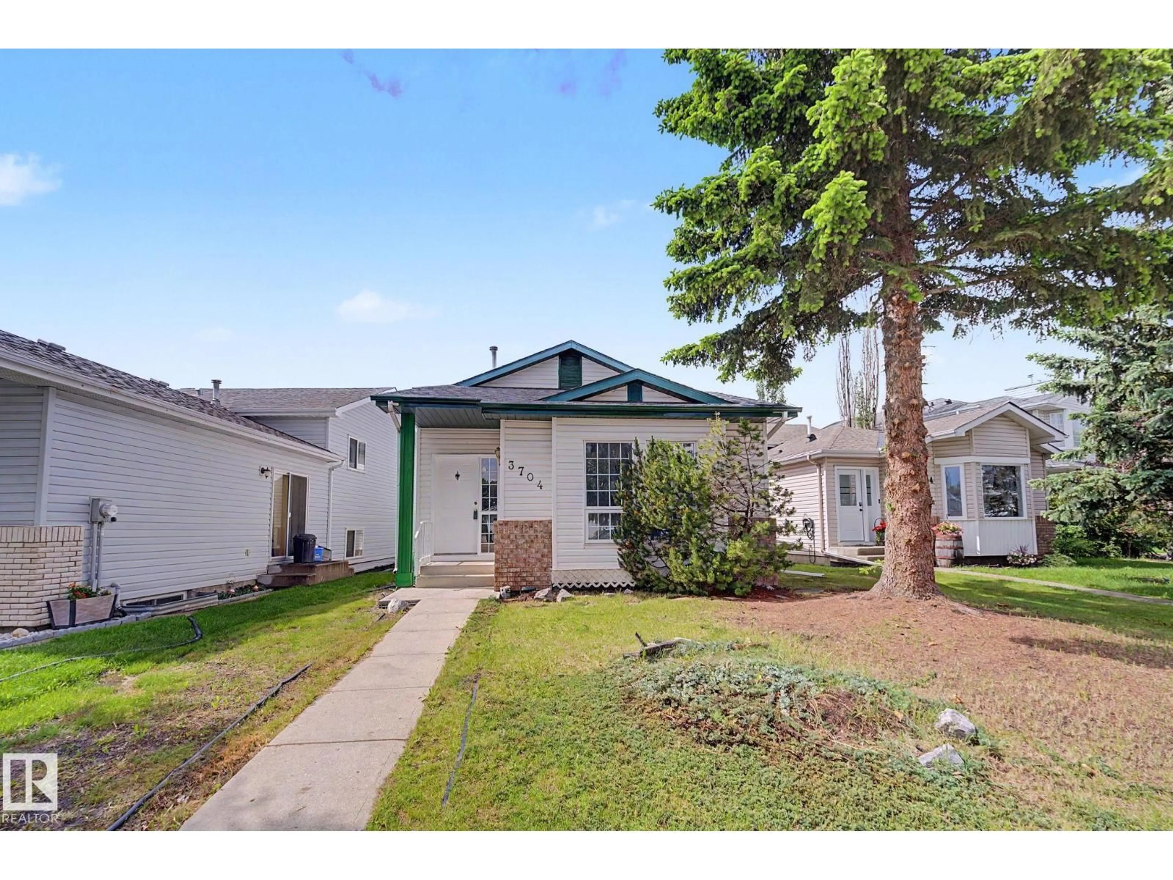 Home with vinyl exterior material, street for 3704 39 AV, Edmonton Alberta T6L6S9