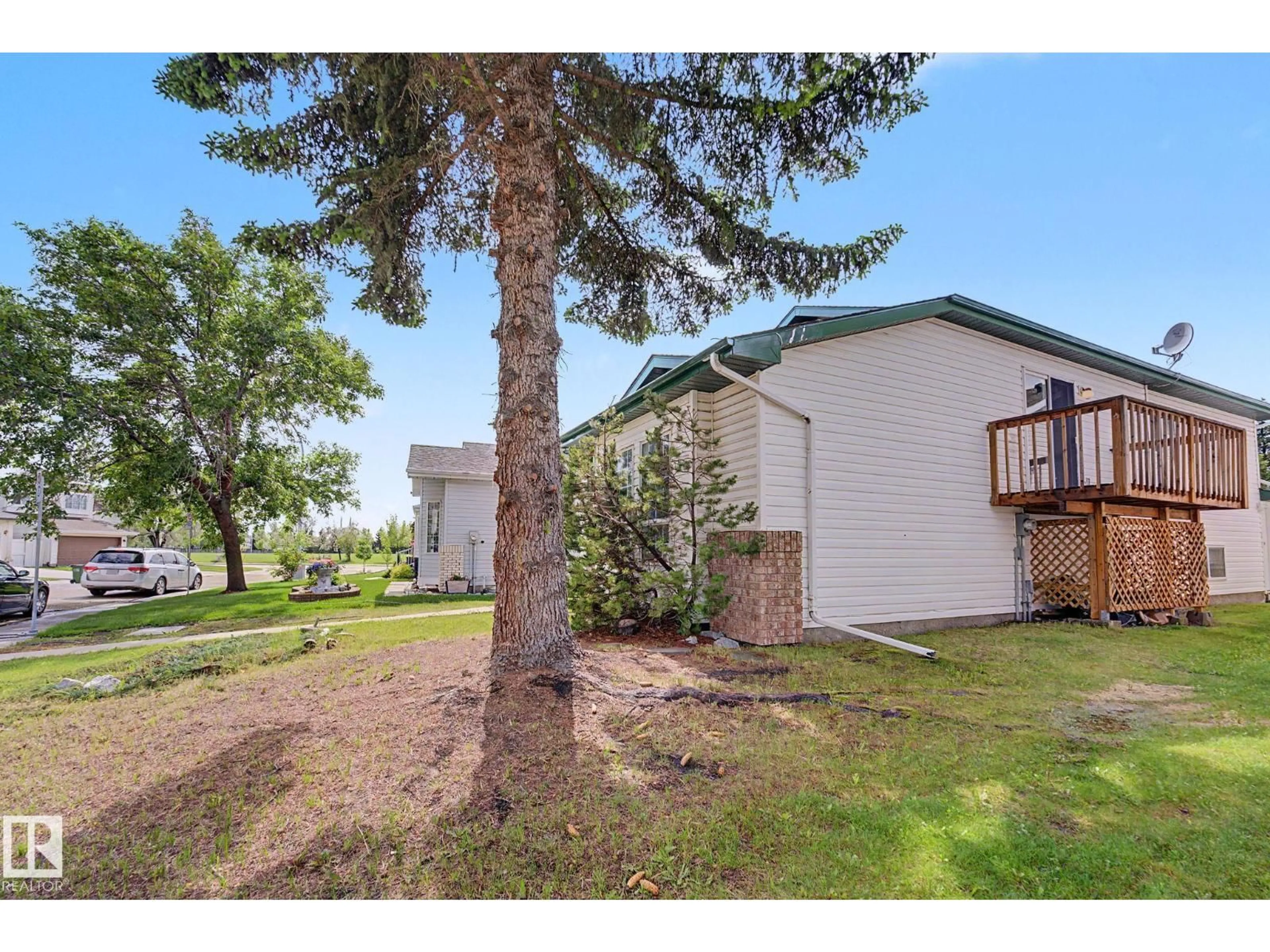 A pic from outside/outdoor area/front of a property/back of a property/a pic from drone, water/lake/river/ocean view for 3704 39 AV, Edmonton Alberta T6L6S9