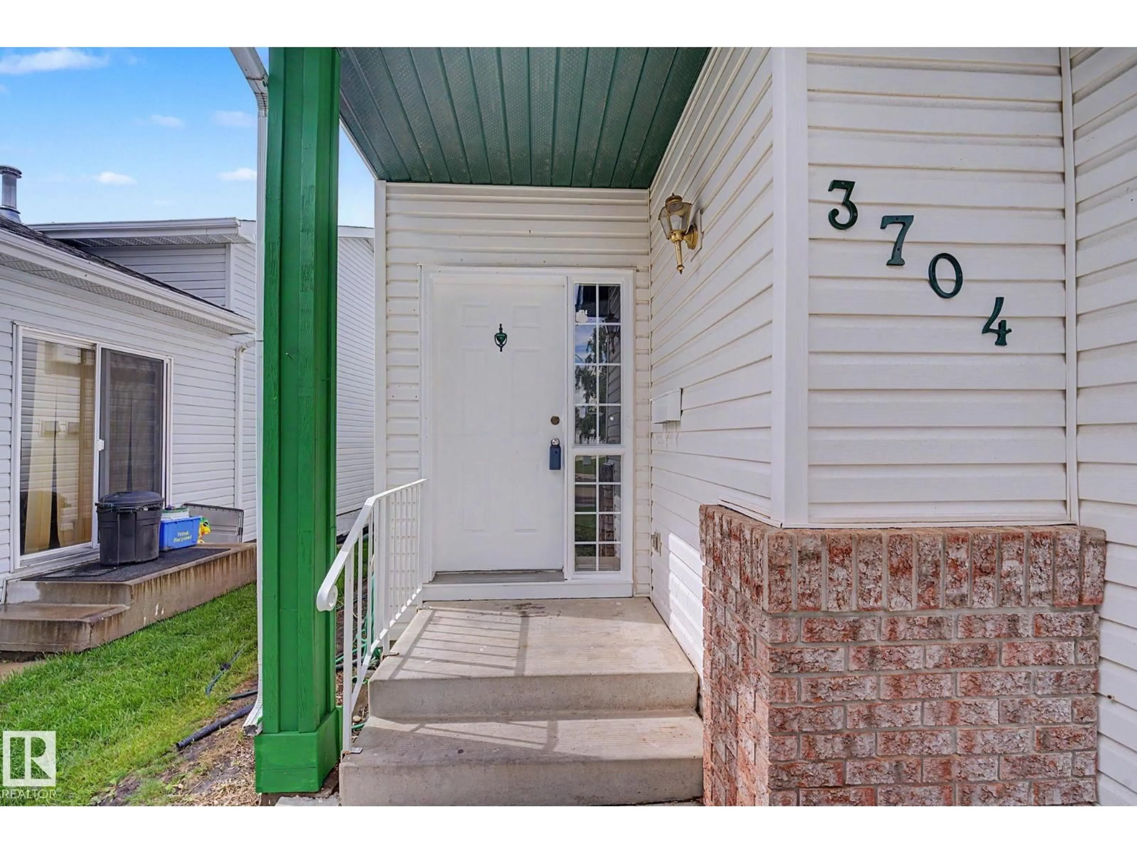 Indoor entryway for 3704 39 AV, Edmonton Alberta T6L6S9