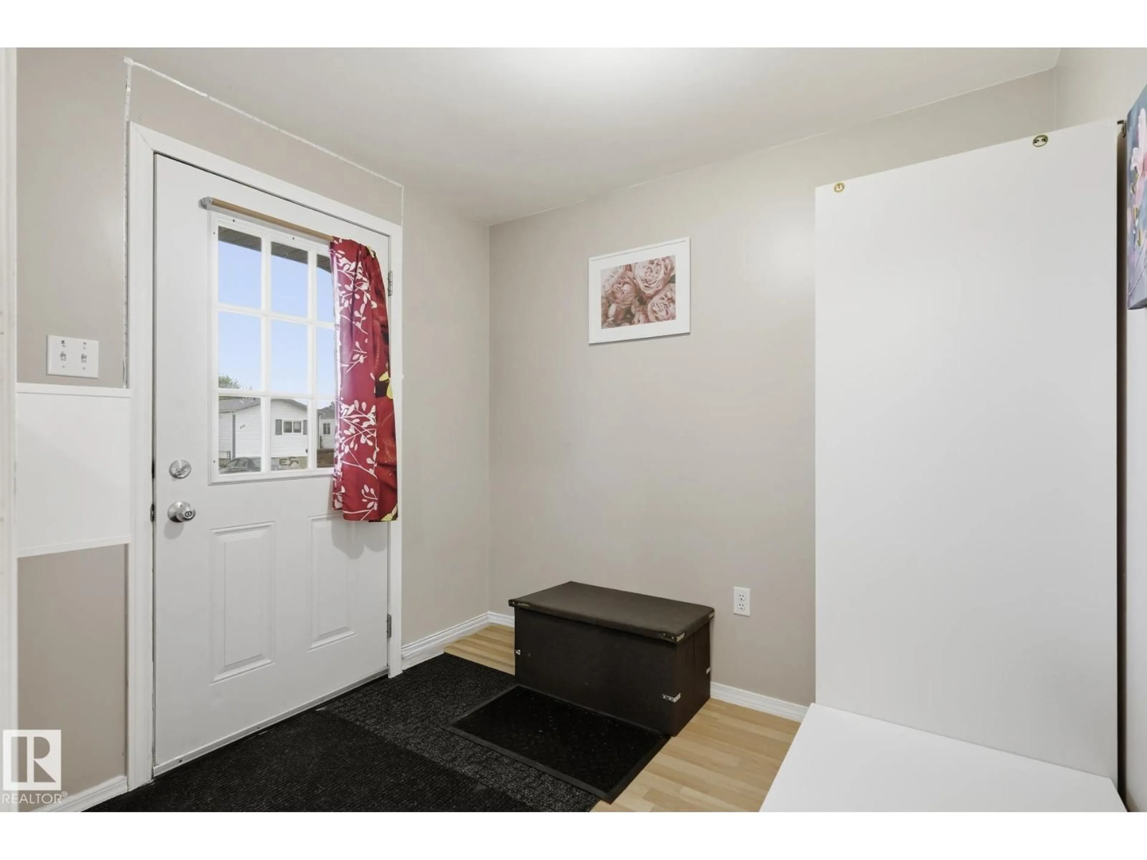 Indoor entryway for 120 SPRINGFIELD CR, Spruce Grove Alberta T7X3H8