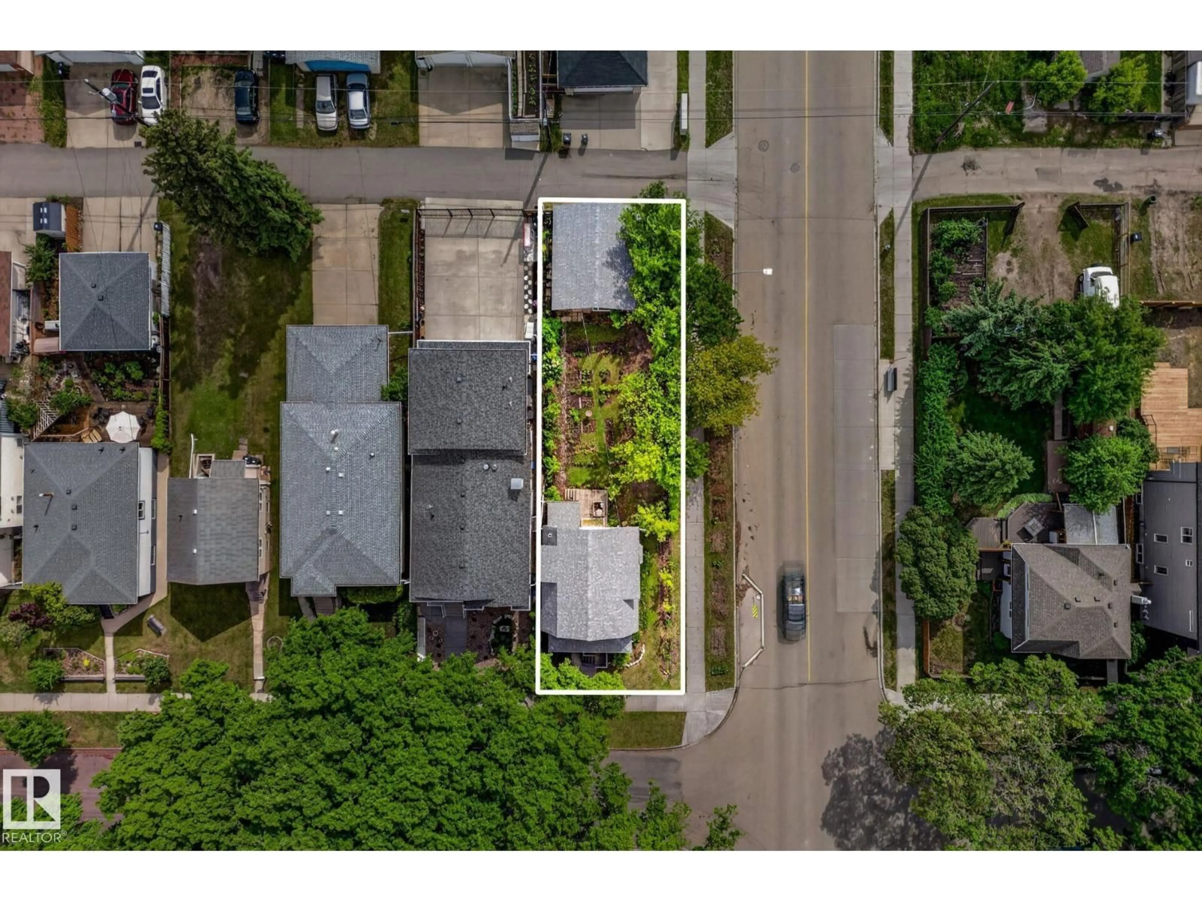 A pic from outside/outdoor area/front of a property/back of a property/a pic from drone, street for NW - 12201 95 ST, Edmonton Alberta T5G1N1