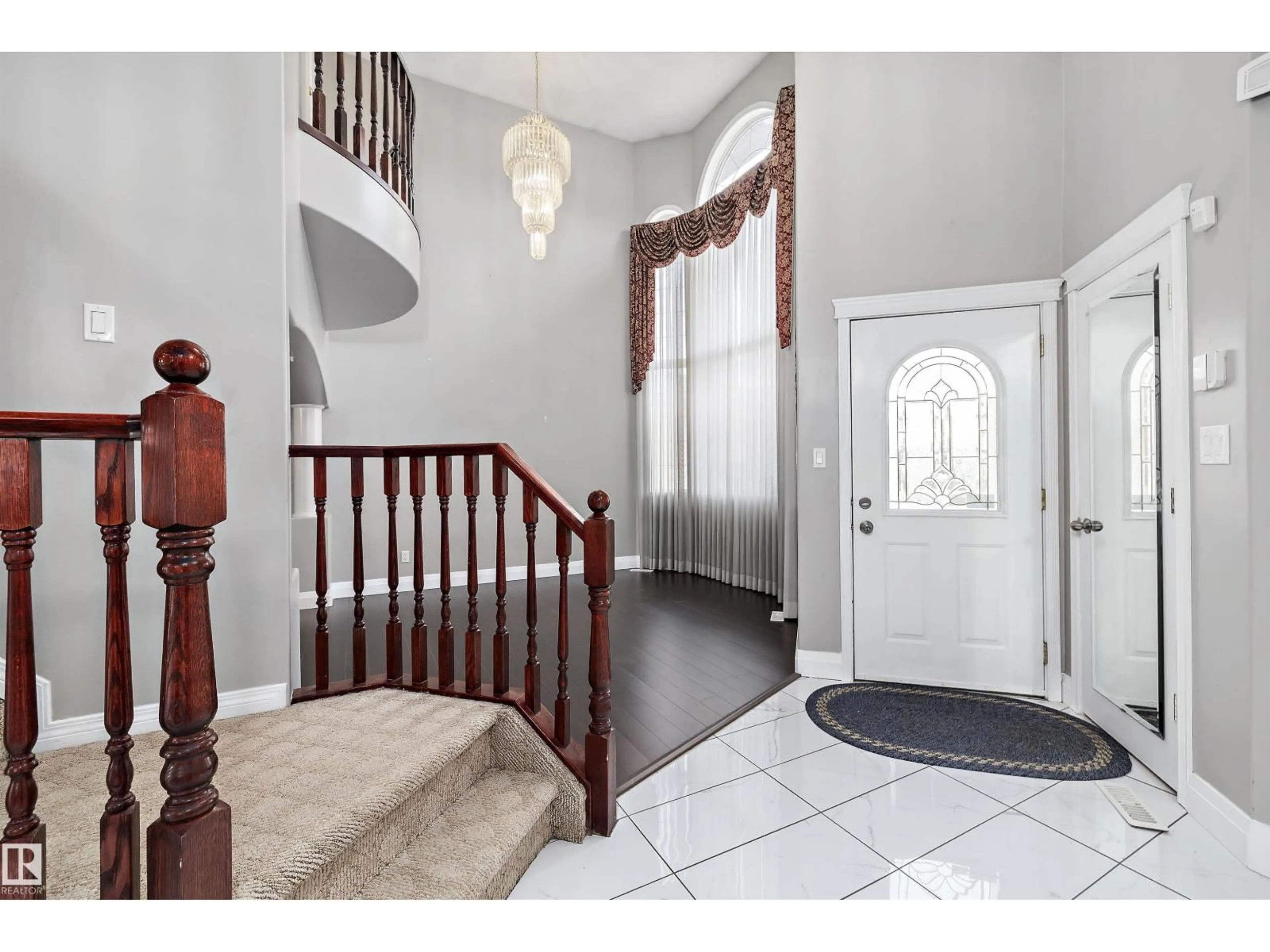 Indoor entryway for 4831 154 AV, Edmonton Alberta T5Y0C1