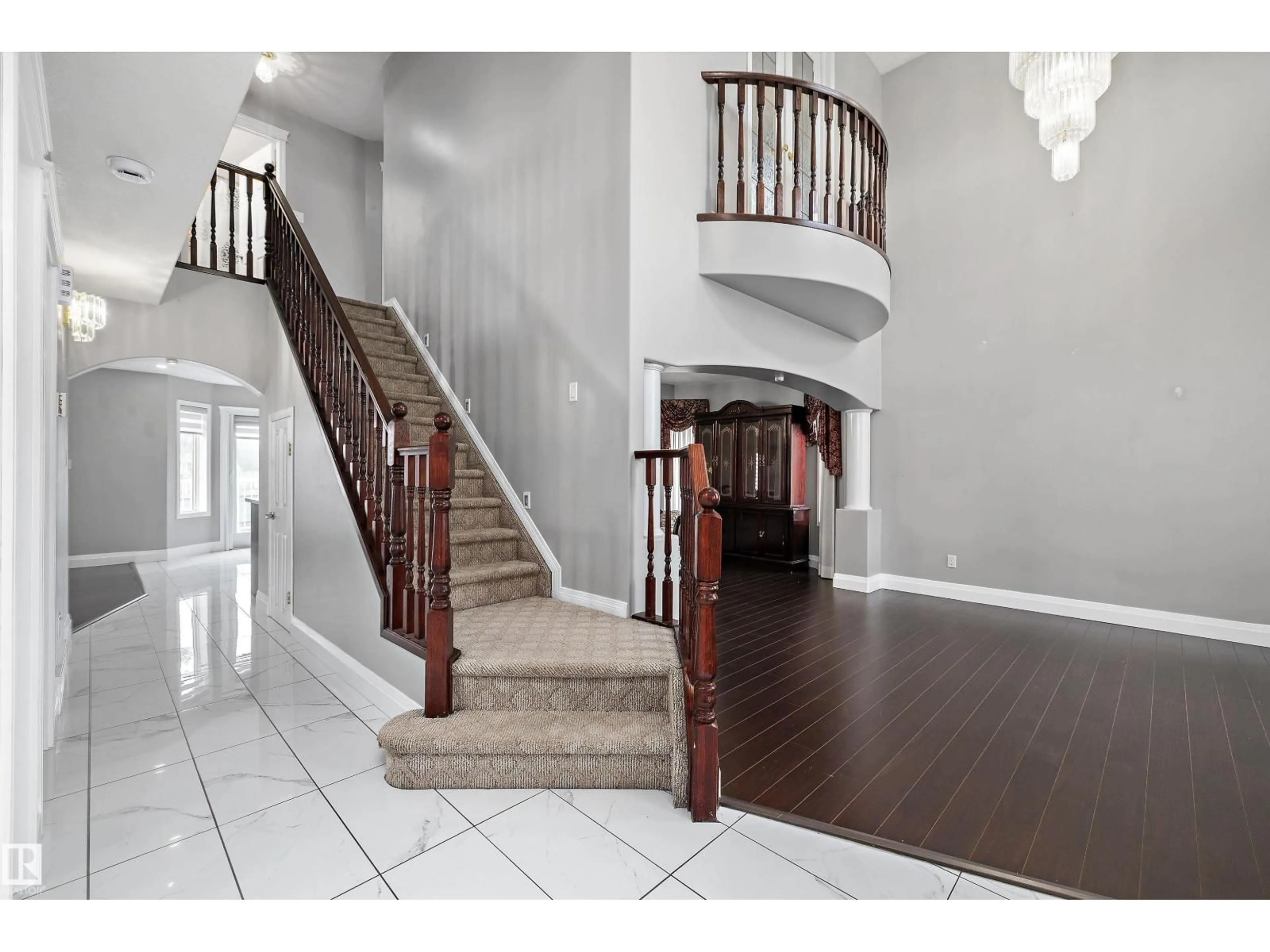 Indoor foyer for 4831 154 AV, Edmonton Alberta T5Y0C1