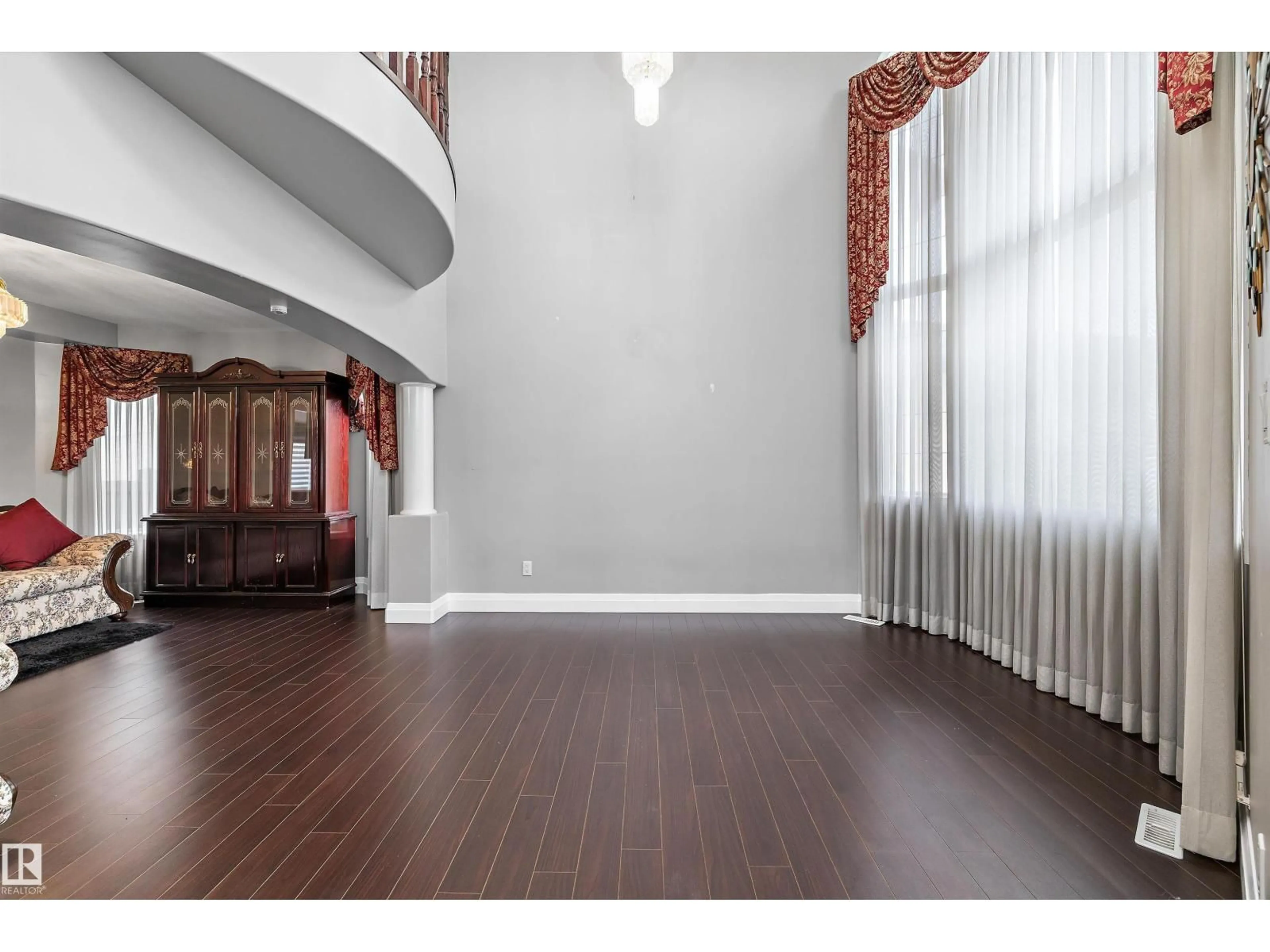 Indoor foyer for 4831 154 AV, Edmonton Alberta T5Y0C1