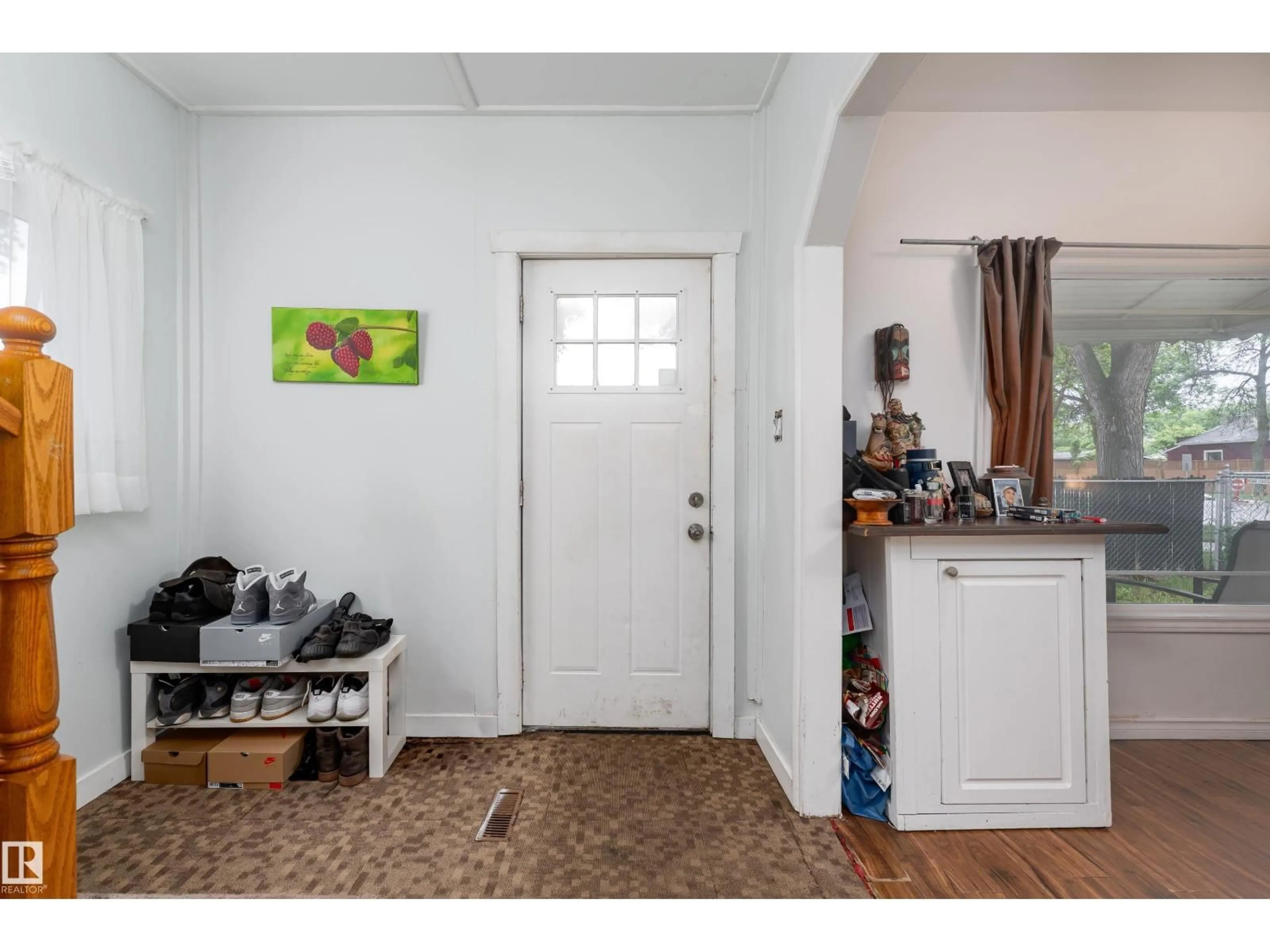 Indoor entryway for 11406 89 ST, Edmonton Alberta T5B3T8