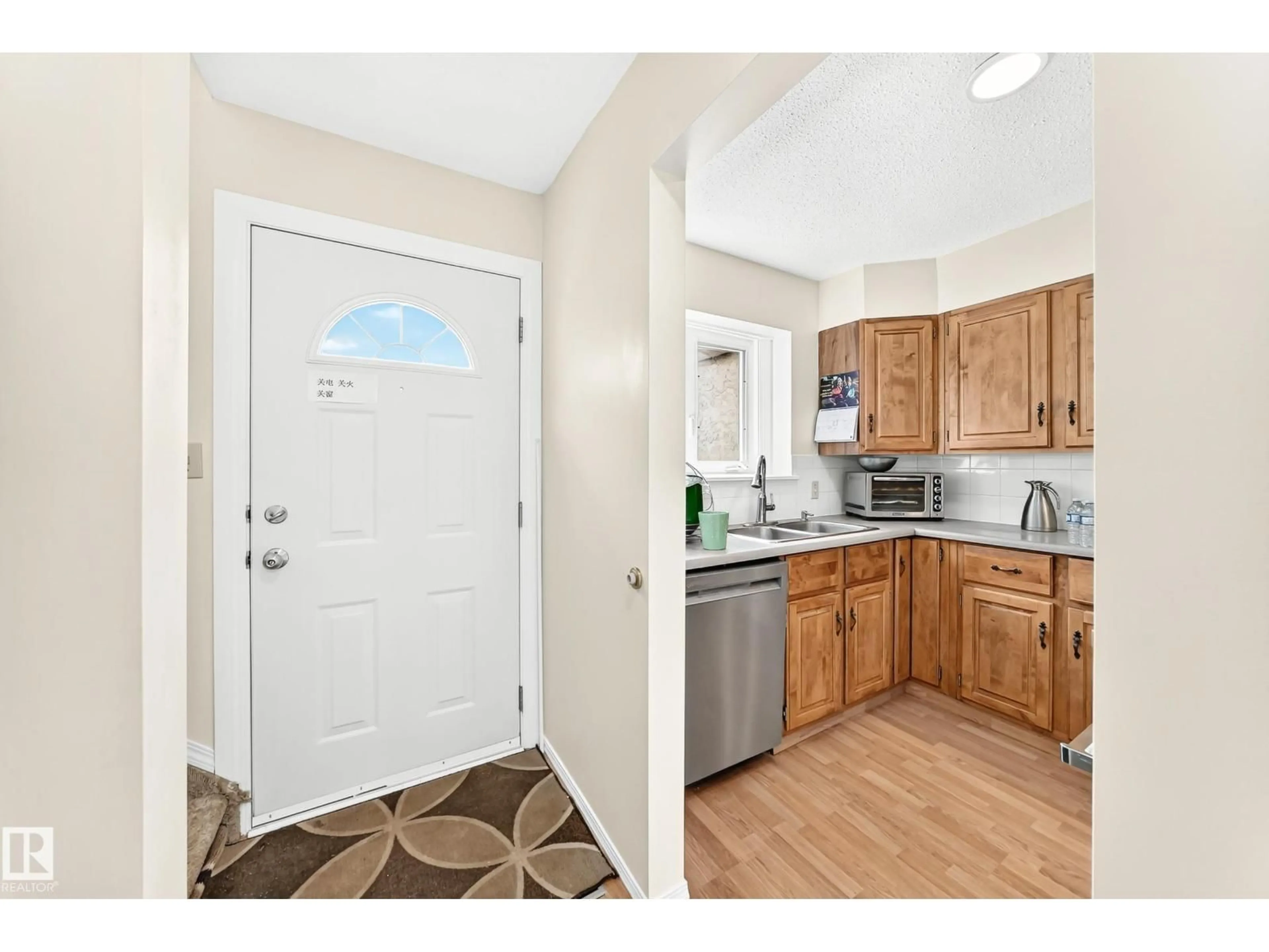 Standard kitchen, unknown for 102 ROYAL TC, Edmonton Alberta T6J4R2