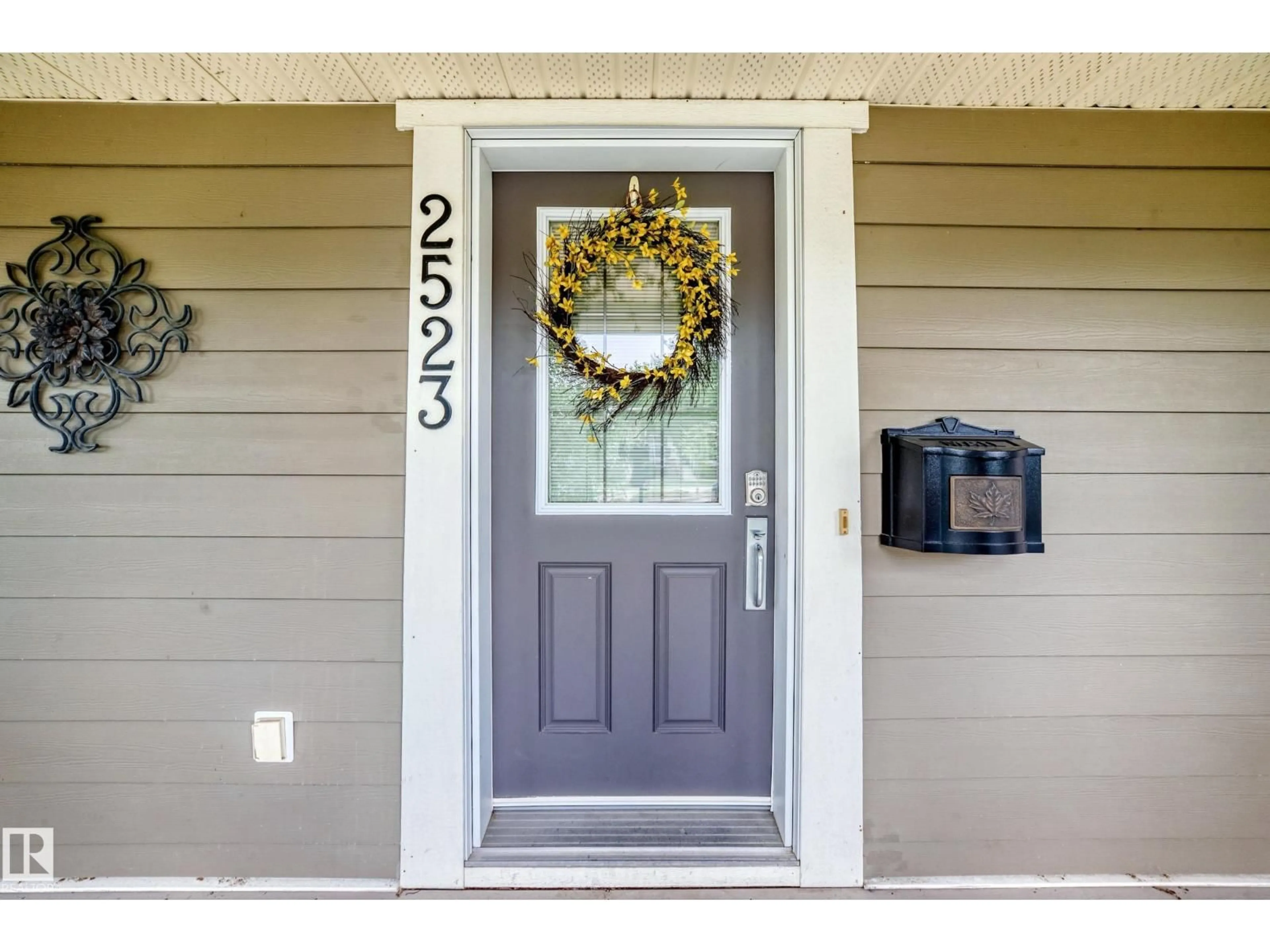 Indoor entryway for NW - 2523 PEGASUS BV, Edmonton Alberta T5E6L1