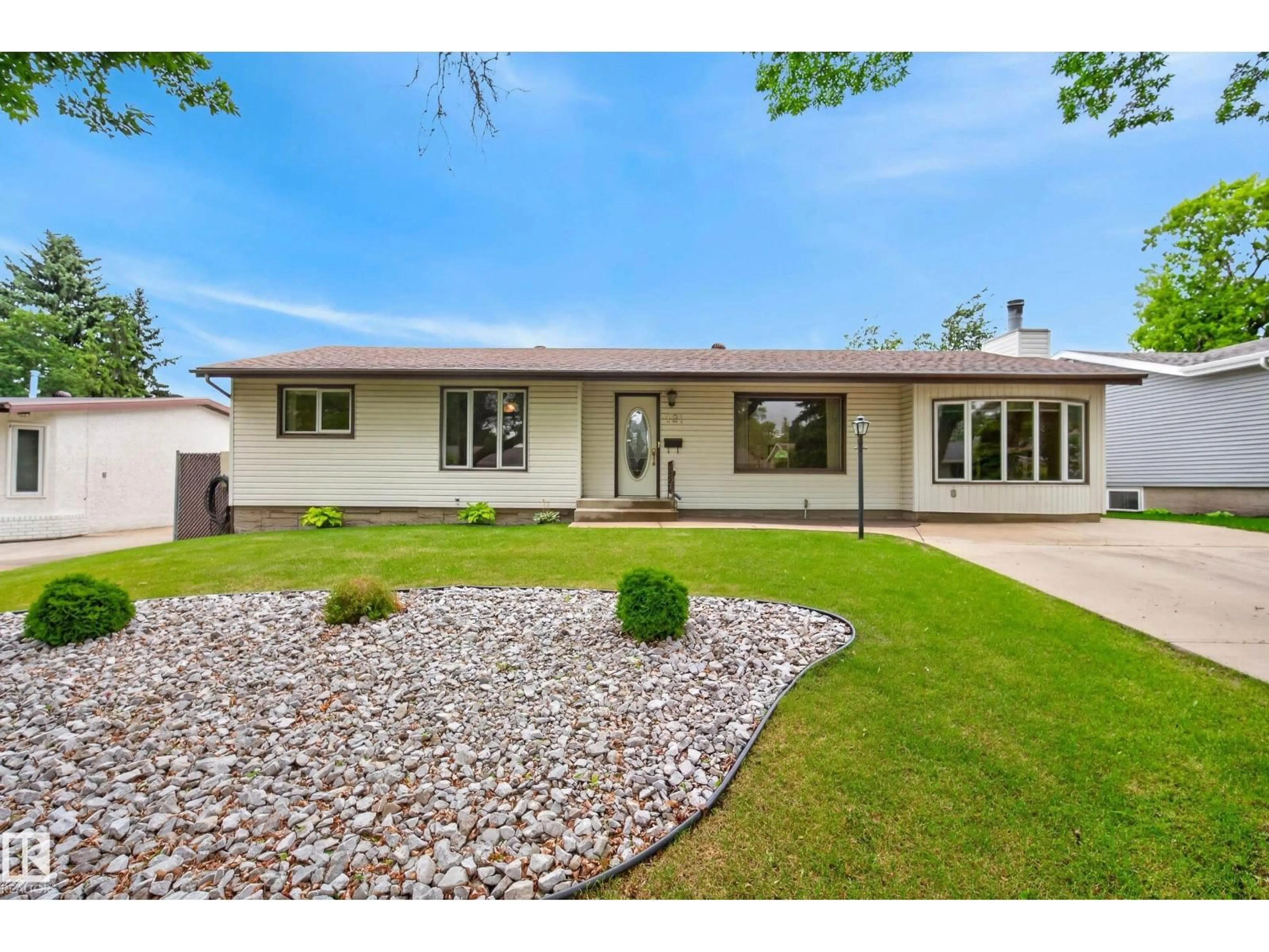 Home with vinyl exterior material, street for 121 CEDAR ST, Sherwood Park Alberta T8A2E7