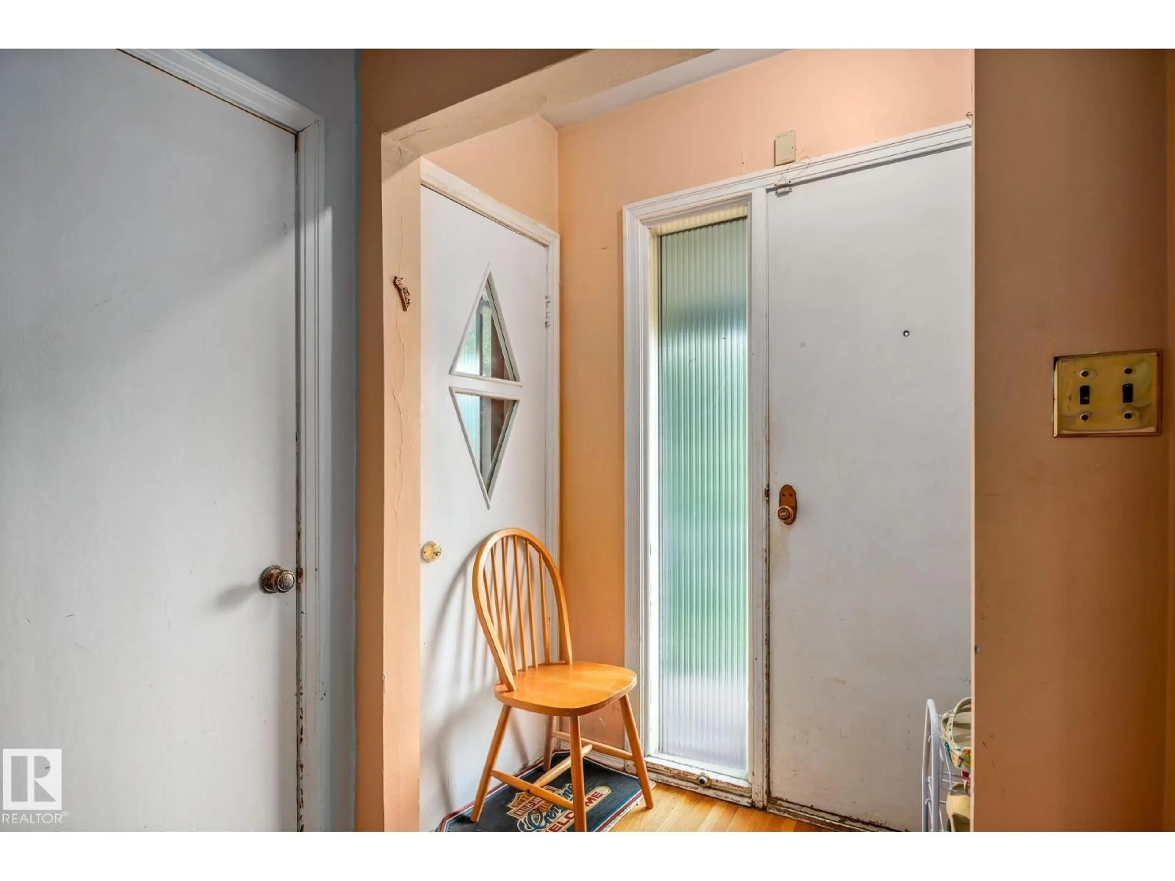 Indoor entryway for 11022 110 AV, Edmonton Alberta T5H1H9