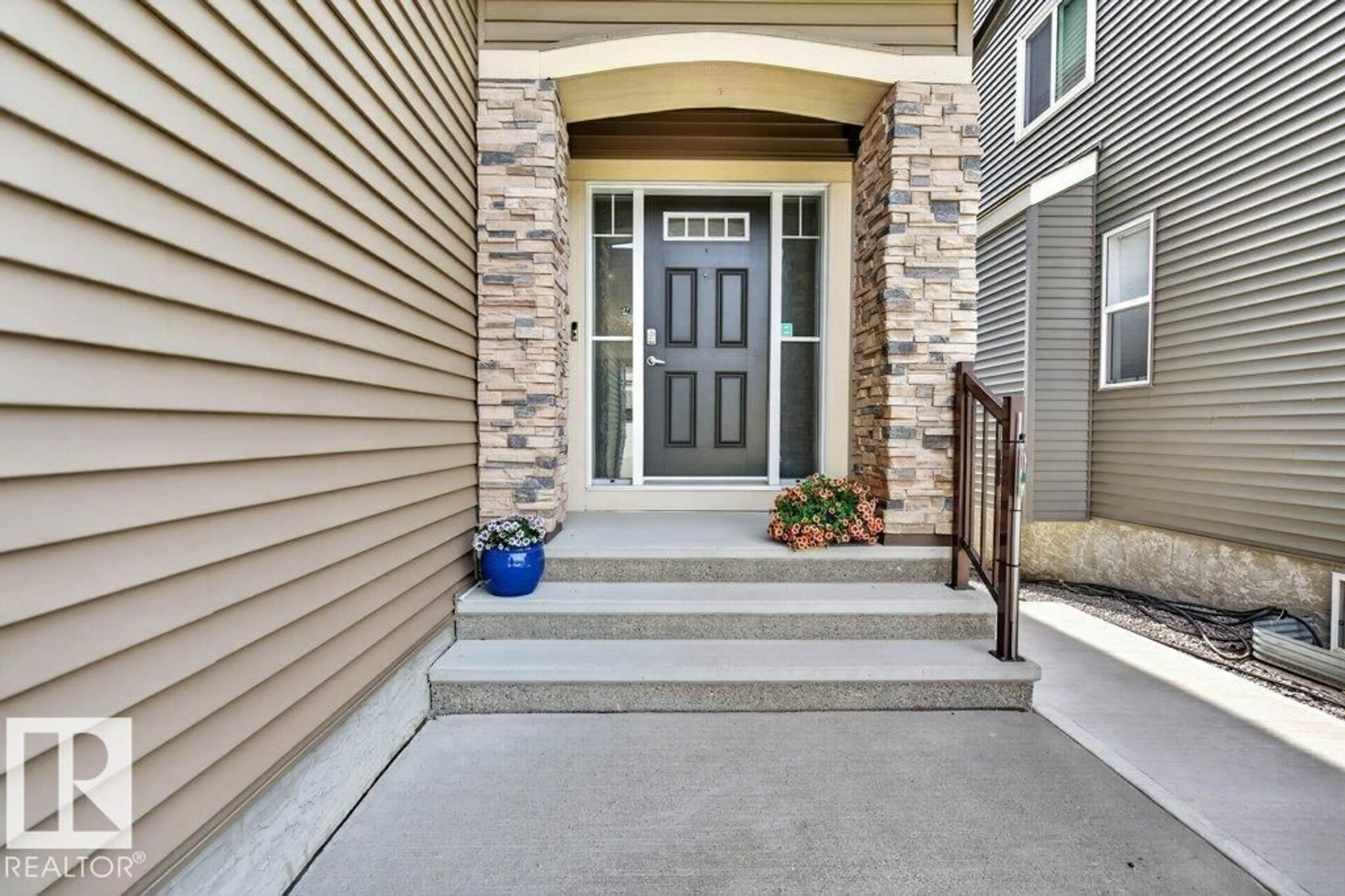 Indoor entryway for 5315 20 AV, Edmonton Alberta T6X1V4
