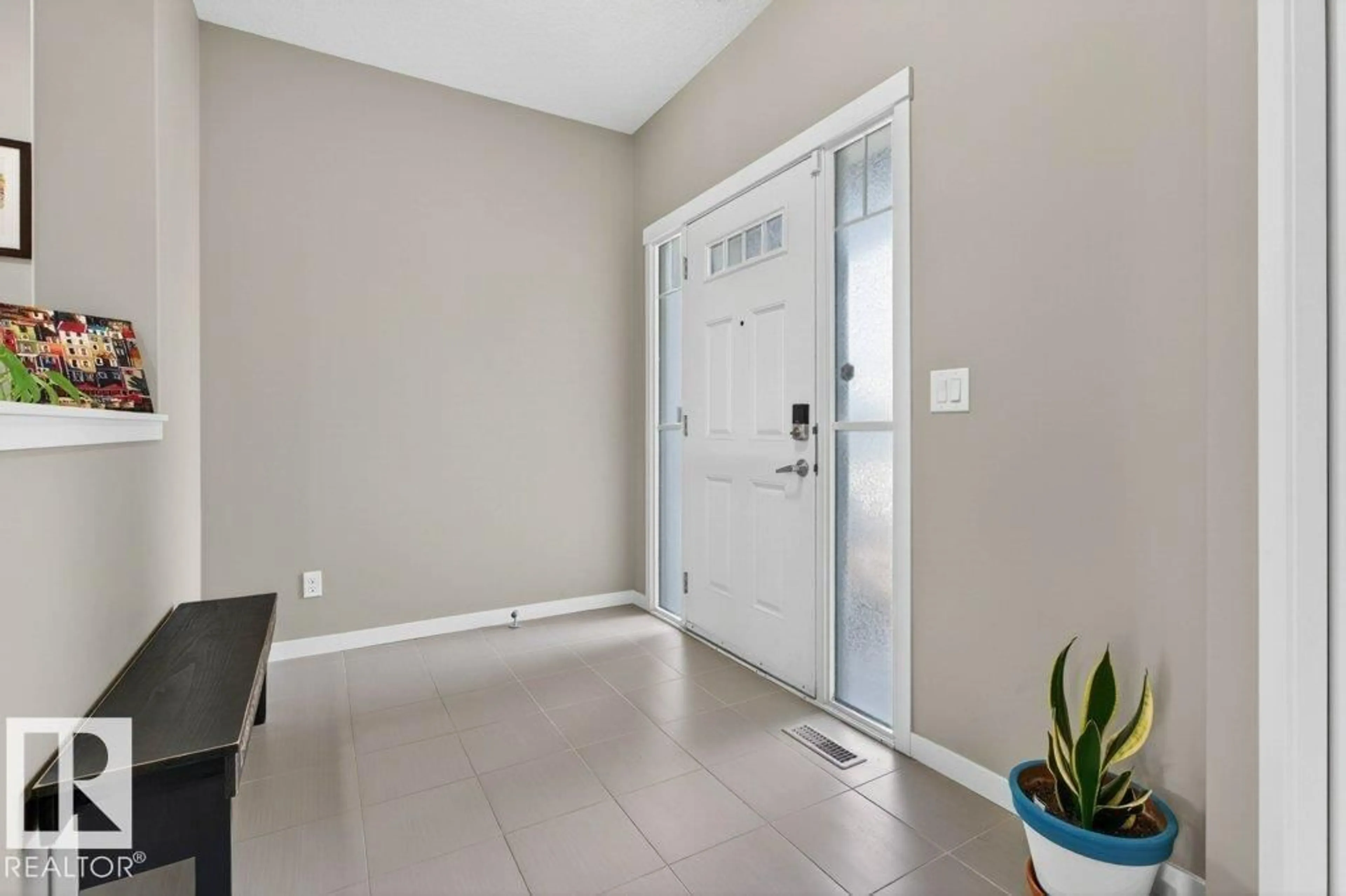 Indoor entryway for 5315 20 AV, Edmonton Alberta T6X1V4