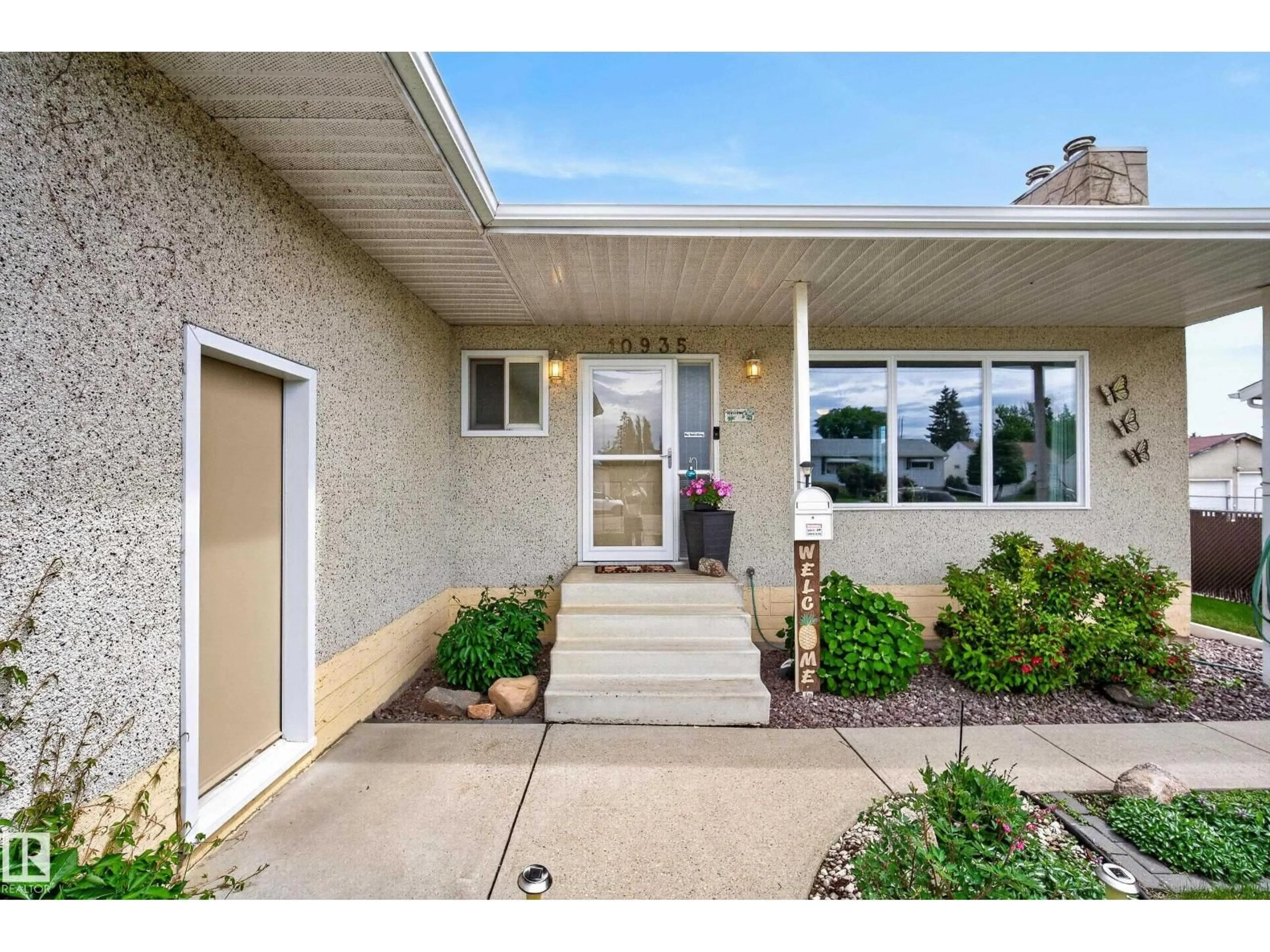 Indoor entryway for 10935 152 ST, Edmonton Alberta T5P1Z7