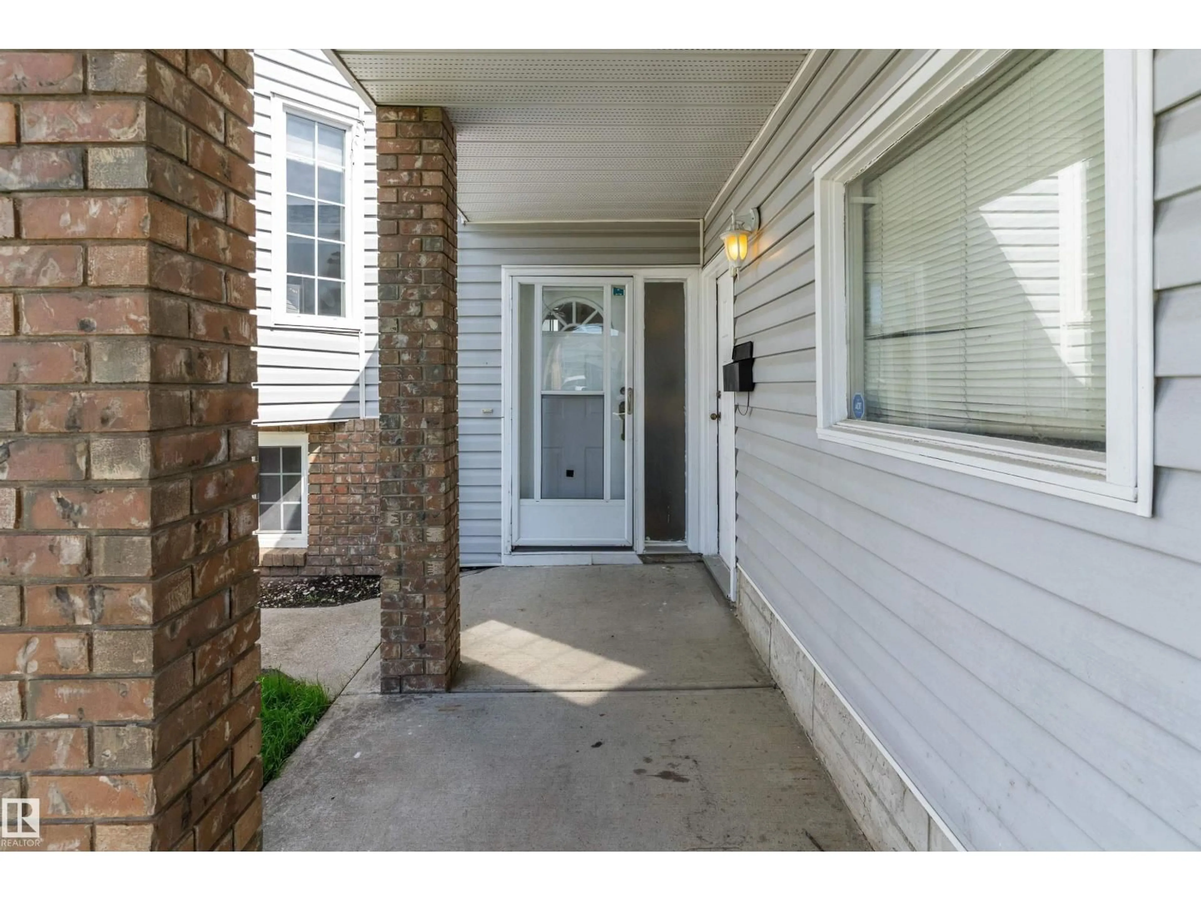 Indoor entryway for 14707 33 ST, Edmonton Alberta T5Y2C9