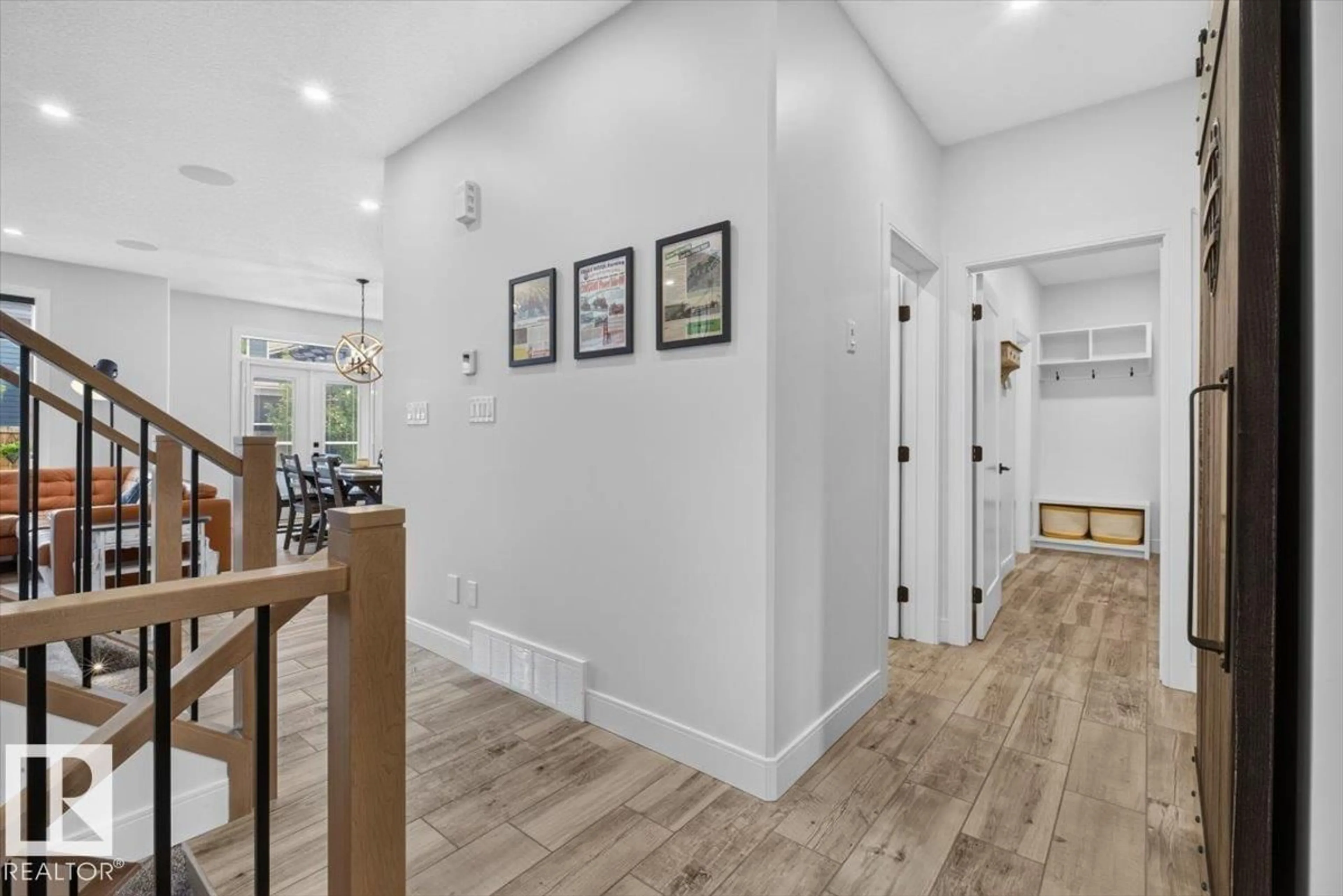 Indoor entryway for 4470 SUZANNA CR, Edmonton Alberta T6X0Y5