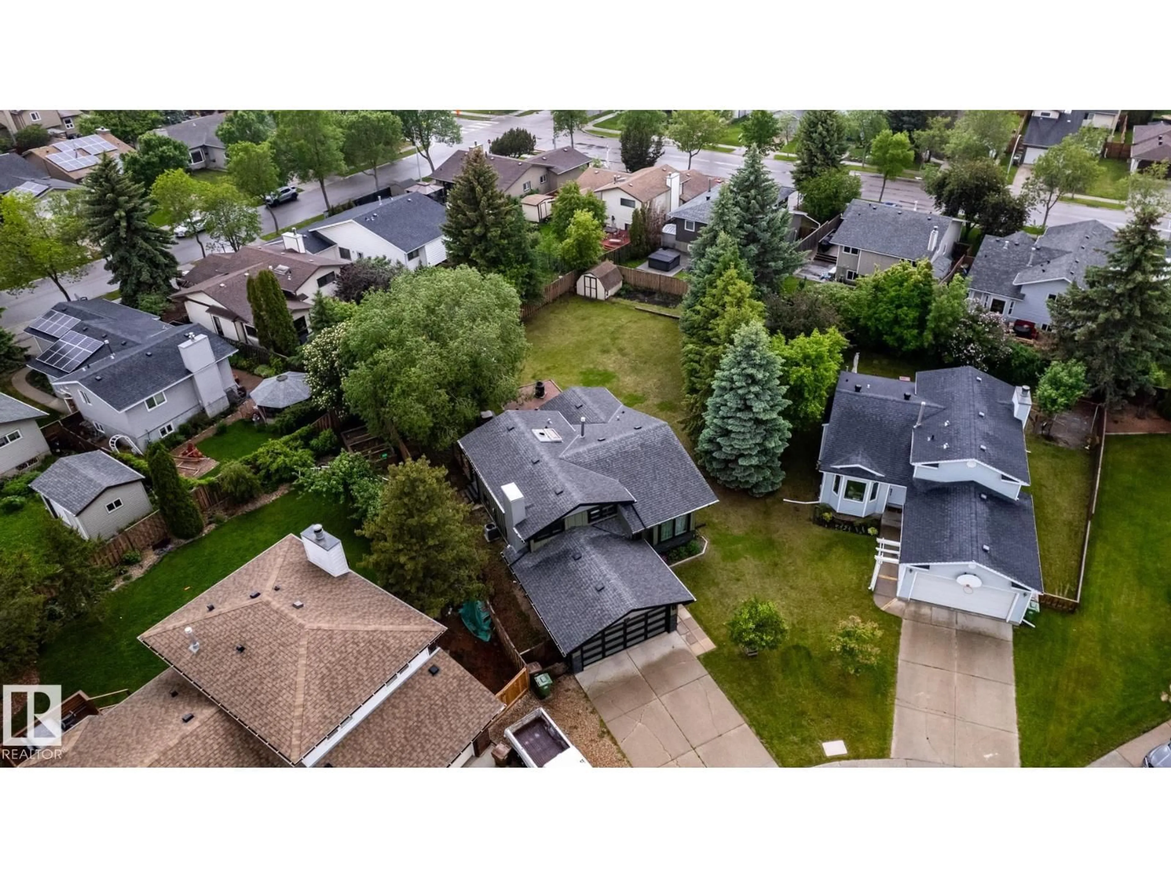 A pic from outside/outdoor area/front of a property/back of a property/a pic from drone, street for 27 DANFORTH CR, St. Albert Alberta T8N4W8