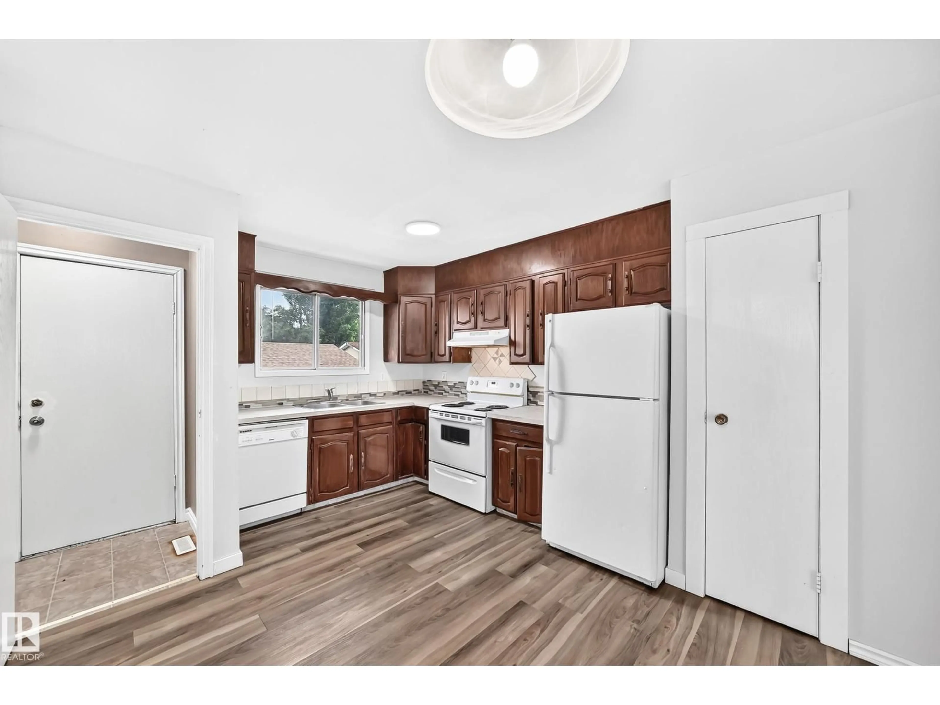 Standard kitchen, wood/laminate floor for NW - 1103 56 ST, Edmonton Alberta T6L1Y4