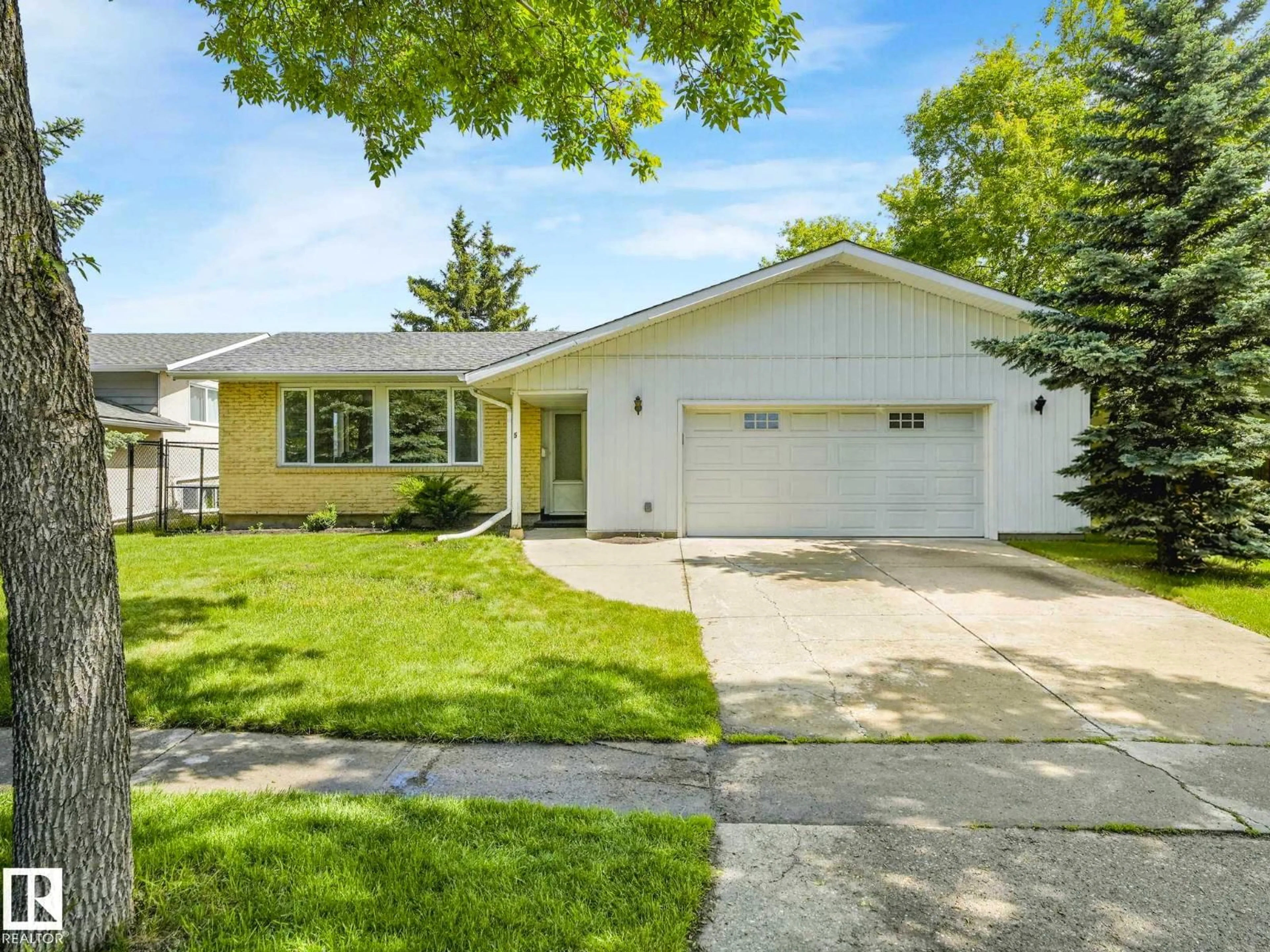 Home with vinyl exterior material, street for 5 AKINS DR, St. Albert Alberta T8N2H6