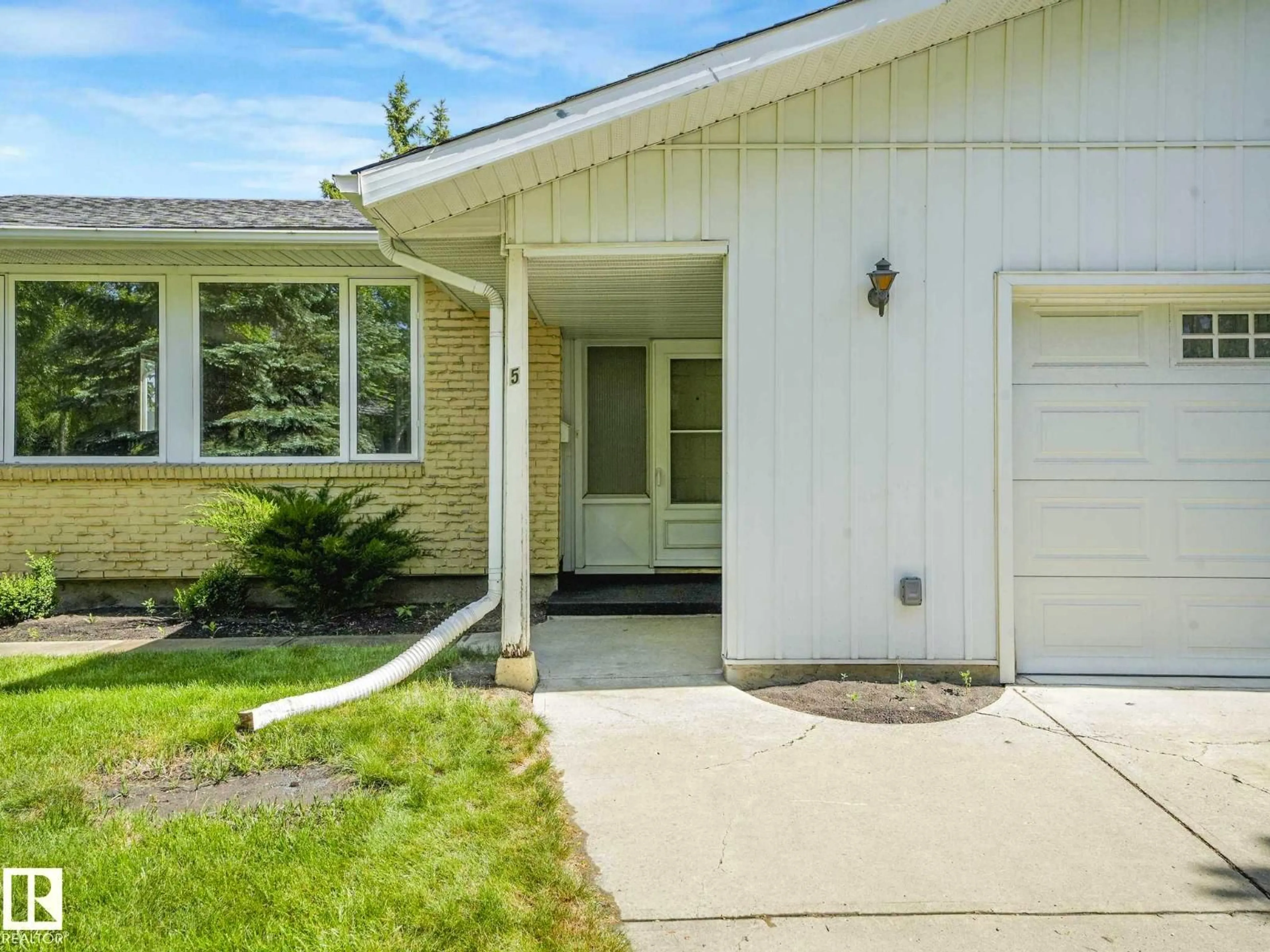 Home with vinyl exterior material, street for 5 AKINS DR, St. Albert Alberta T8N2H6