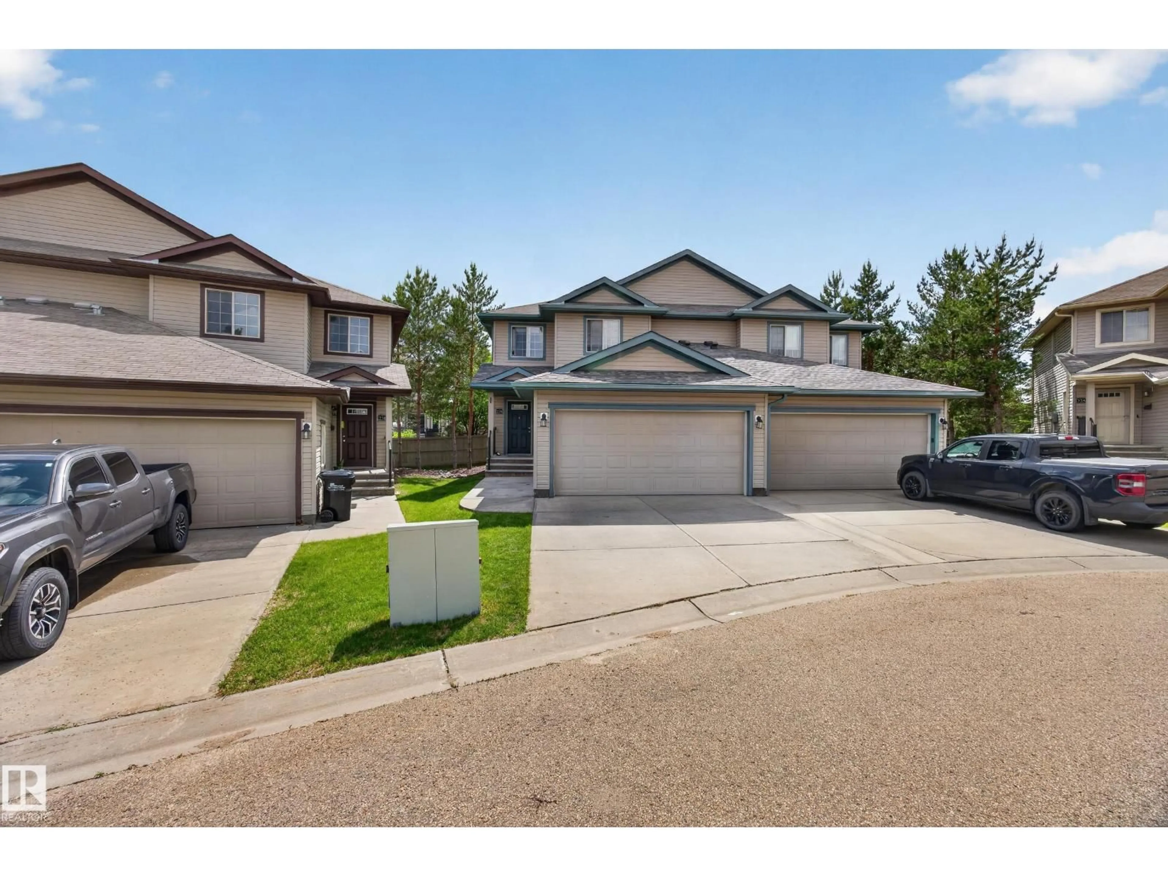 A pic from outside/outdoor area/front of a property/back of a property/a pic from drone, street for 229 SUMMERWOOD DR, Sherwood Park Alberta T8H0C5