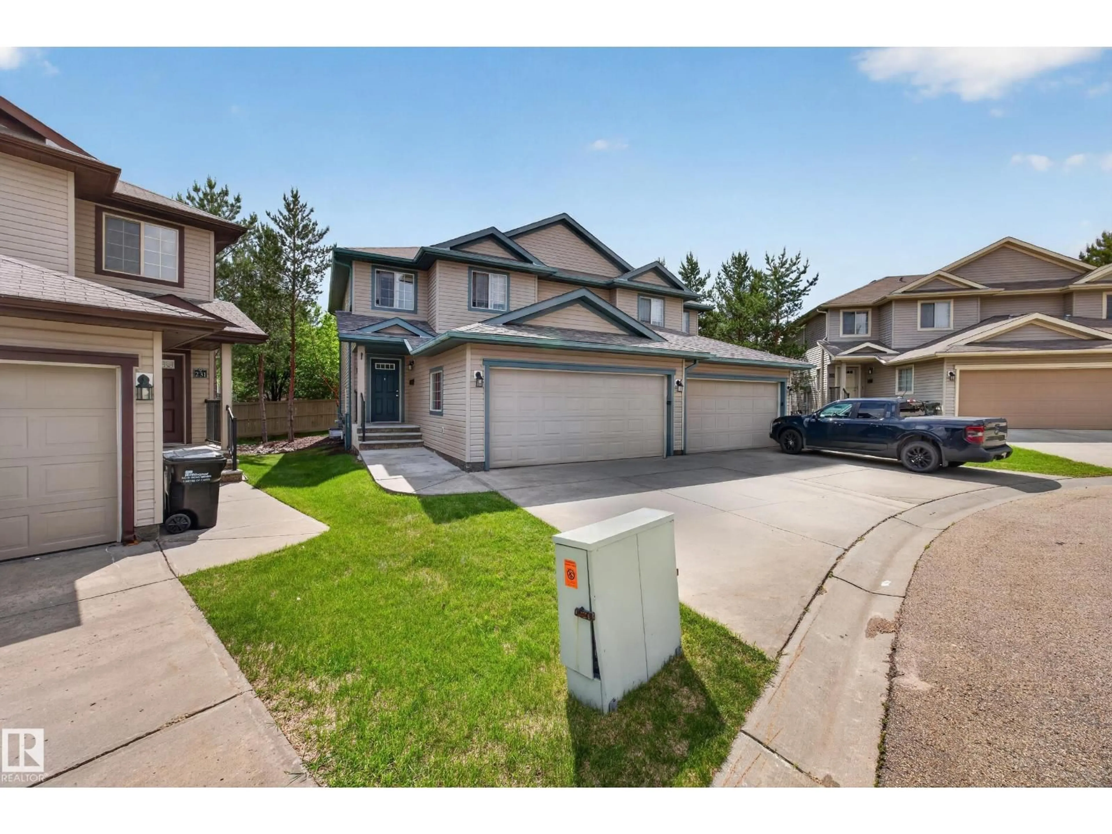 A pic from outside/outdoor area/front of a property/back of a property/a pic from drone, street for 229 SUMMERWOOD DR, Sherwood Park Alberta T8H0C5