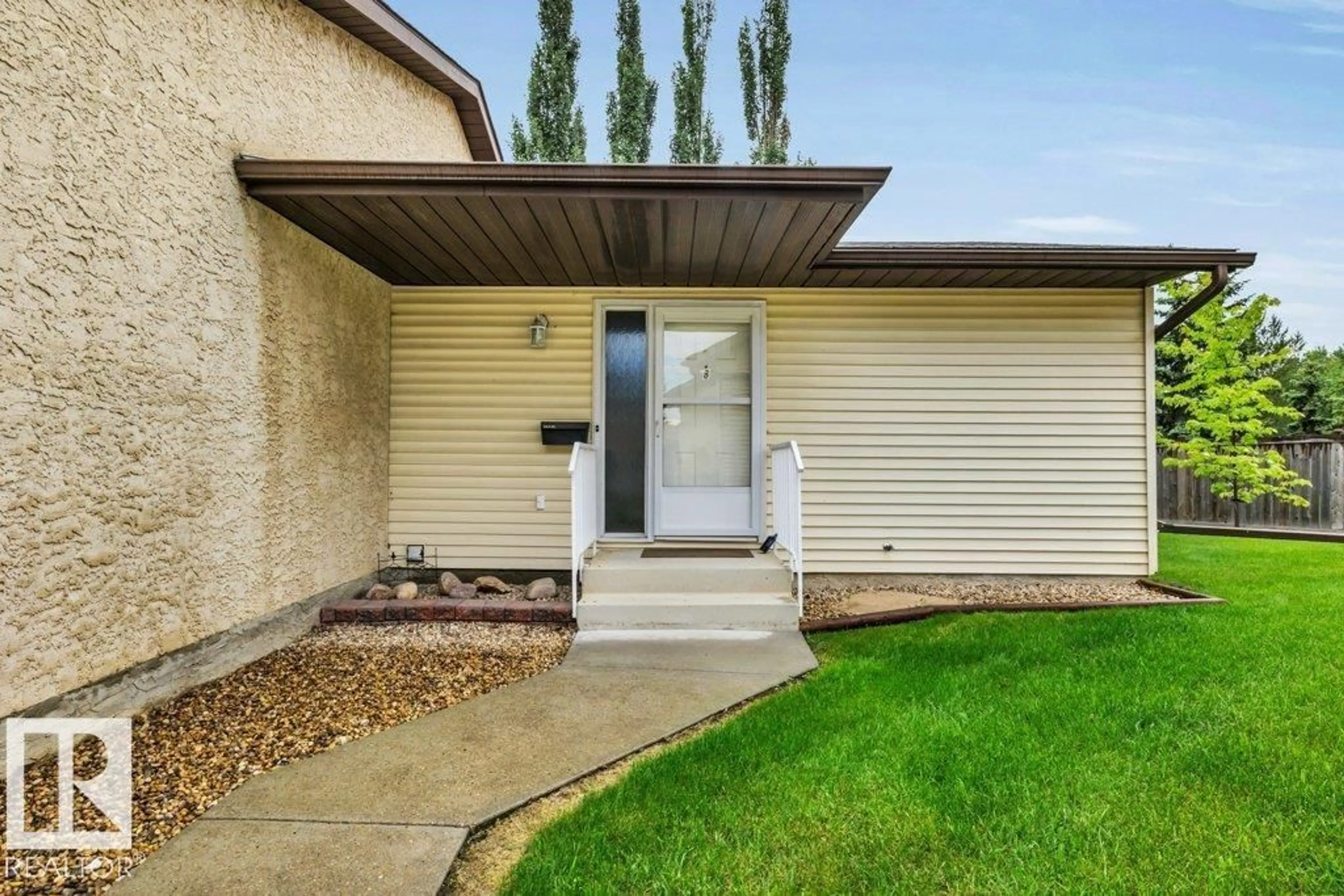 Home with vinyl exterior material, street for 8 PINEVIEW HORIZON, St. Albert Alberta T8N4R6