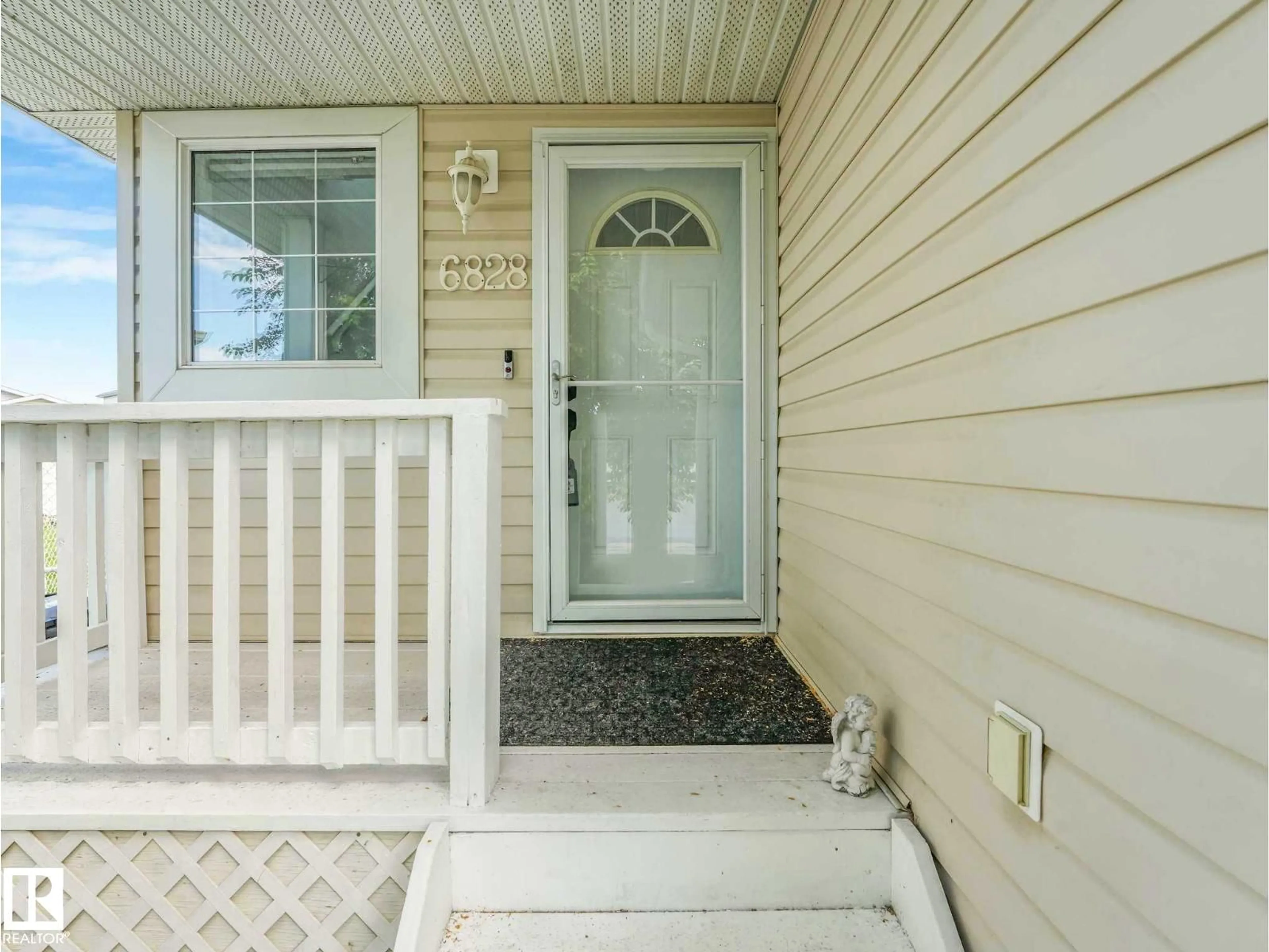 Indoor entryway for 6828 159A AV, Edmonton Alberta T5Z3N9