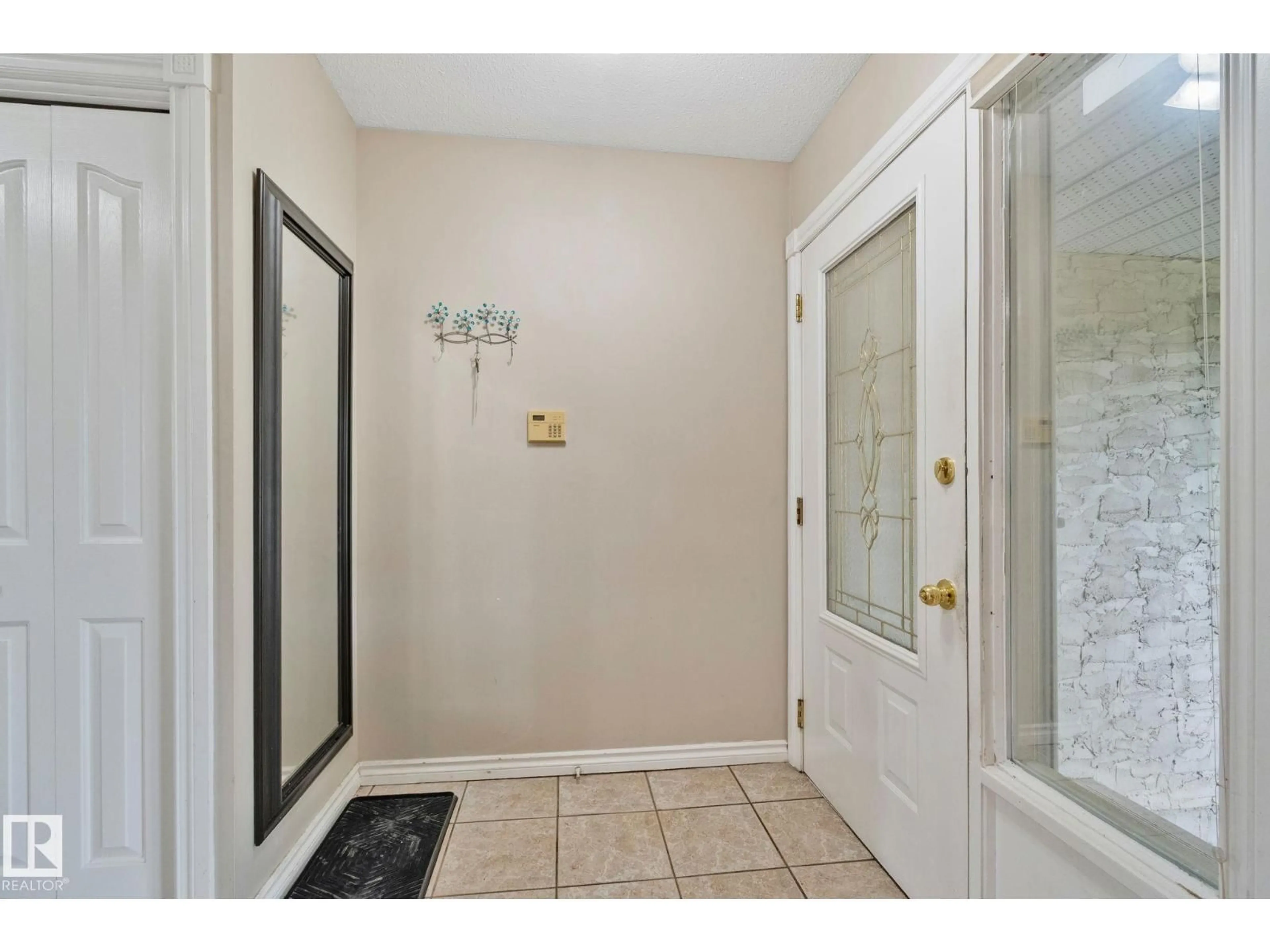Indoor entryway for 18605 86A AV, Edmonton Alberta T5T1J5