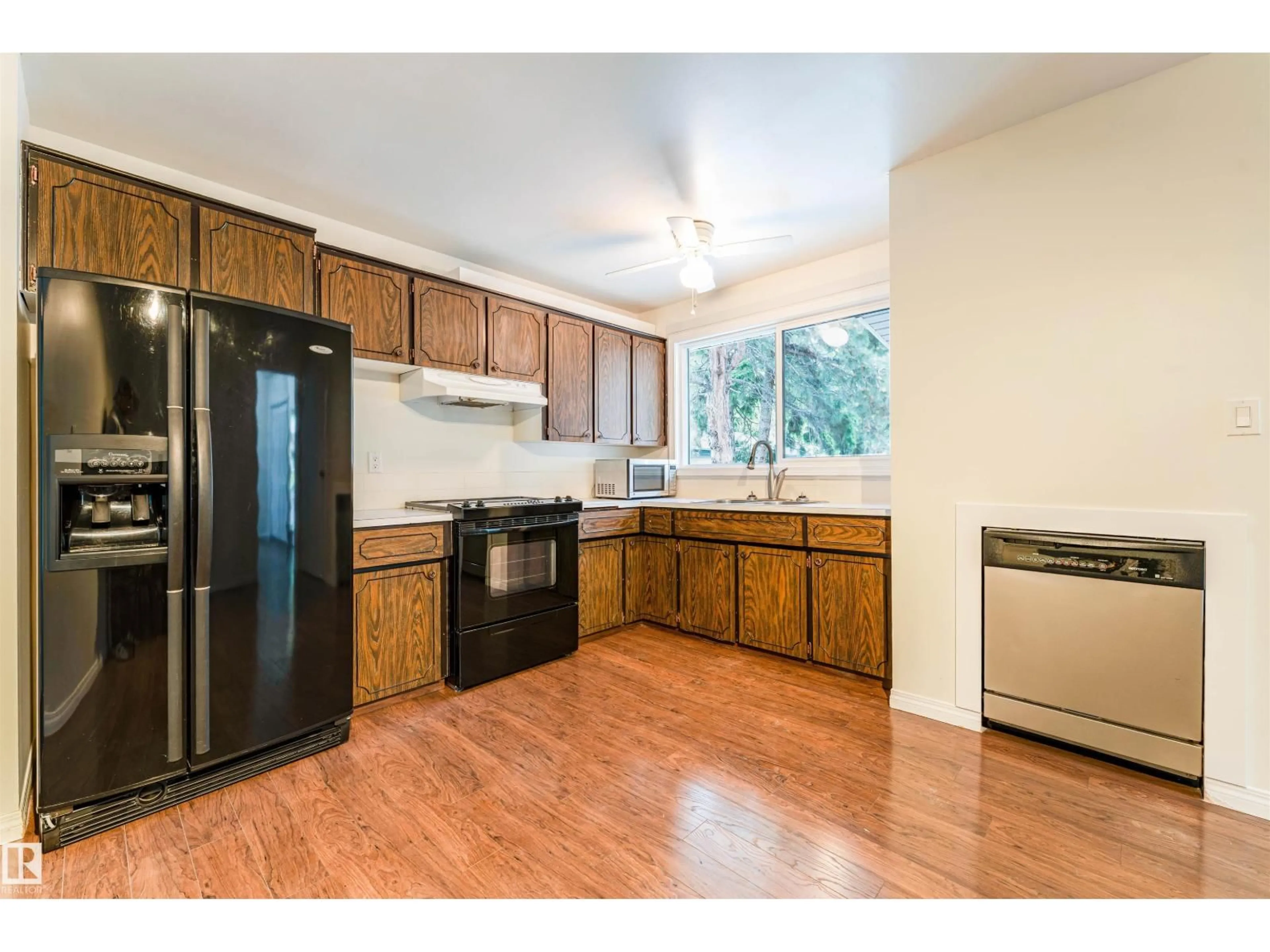 Standard kitchen, wood/laminate floor for 60 FENWICK CR, St. Albert Alberta T8N1W6