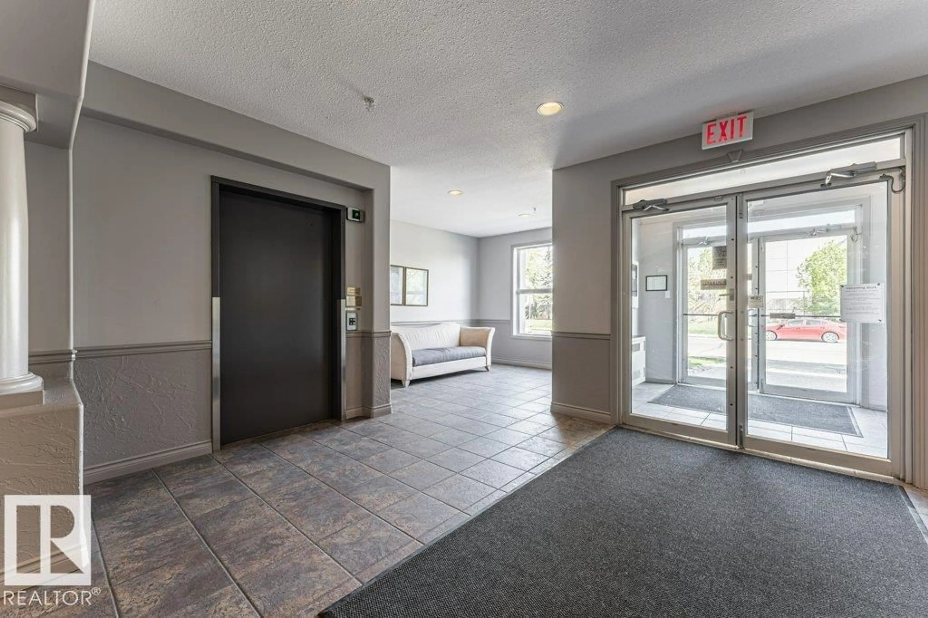 Indoor foyer for #101 - 10421 42 AV, Edmonton Alberta T6J7C8