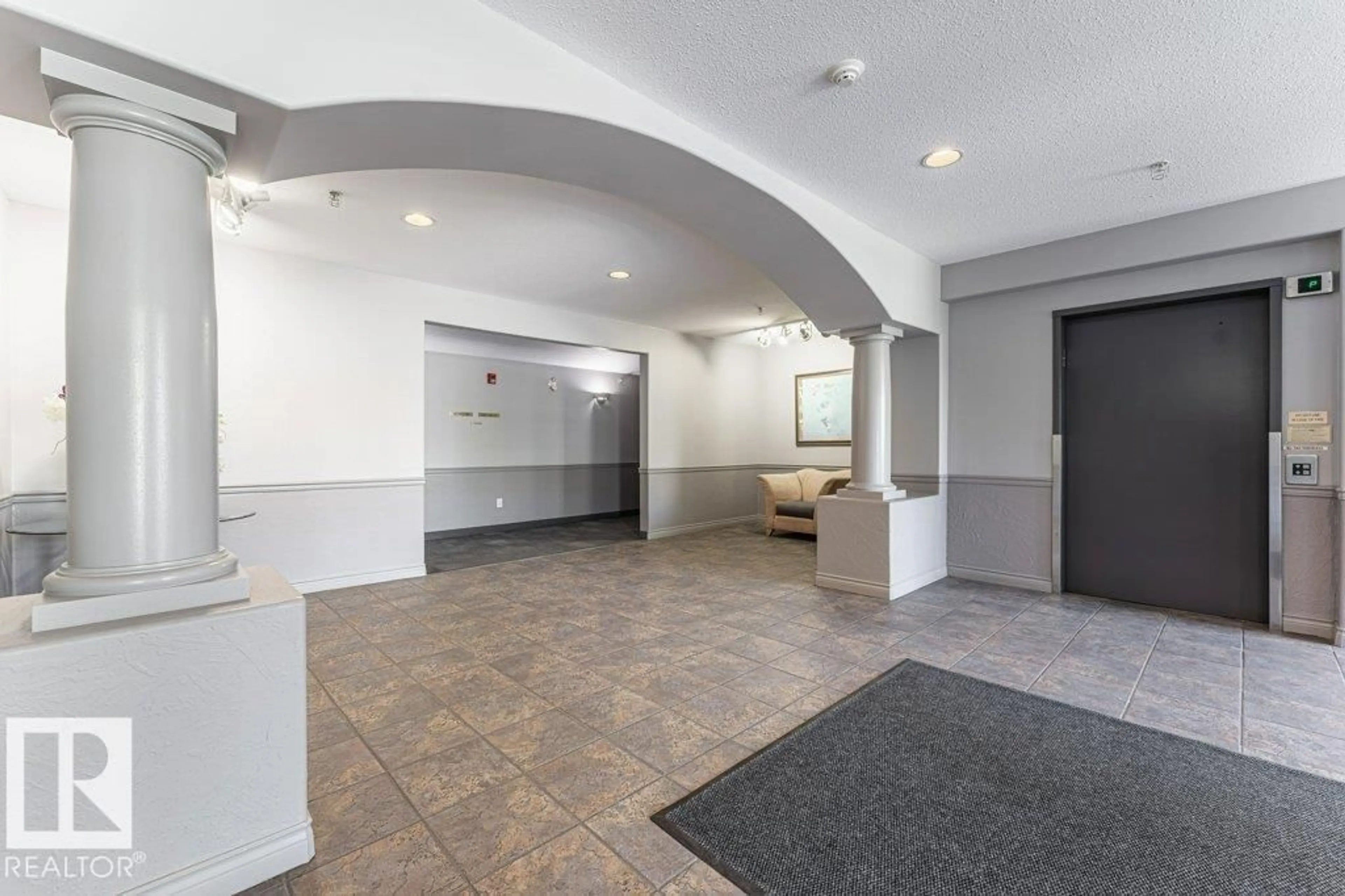 Indoor foyer for #101 - 10421 42 AV, Edmonton Alberta T6J7C8