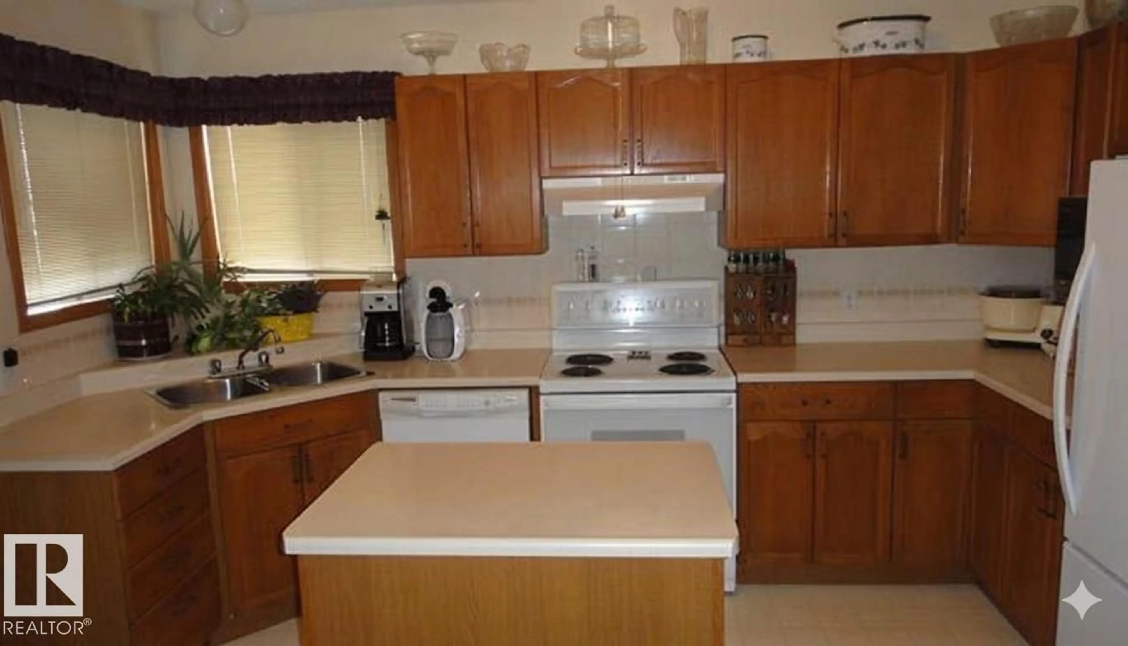 Standard kitchen, ceramic/tile floor for 1188 JOYCE RD, Edmonton Alberta T6L6V4