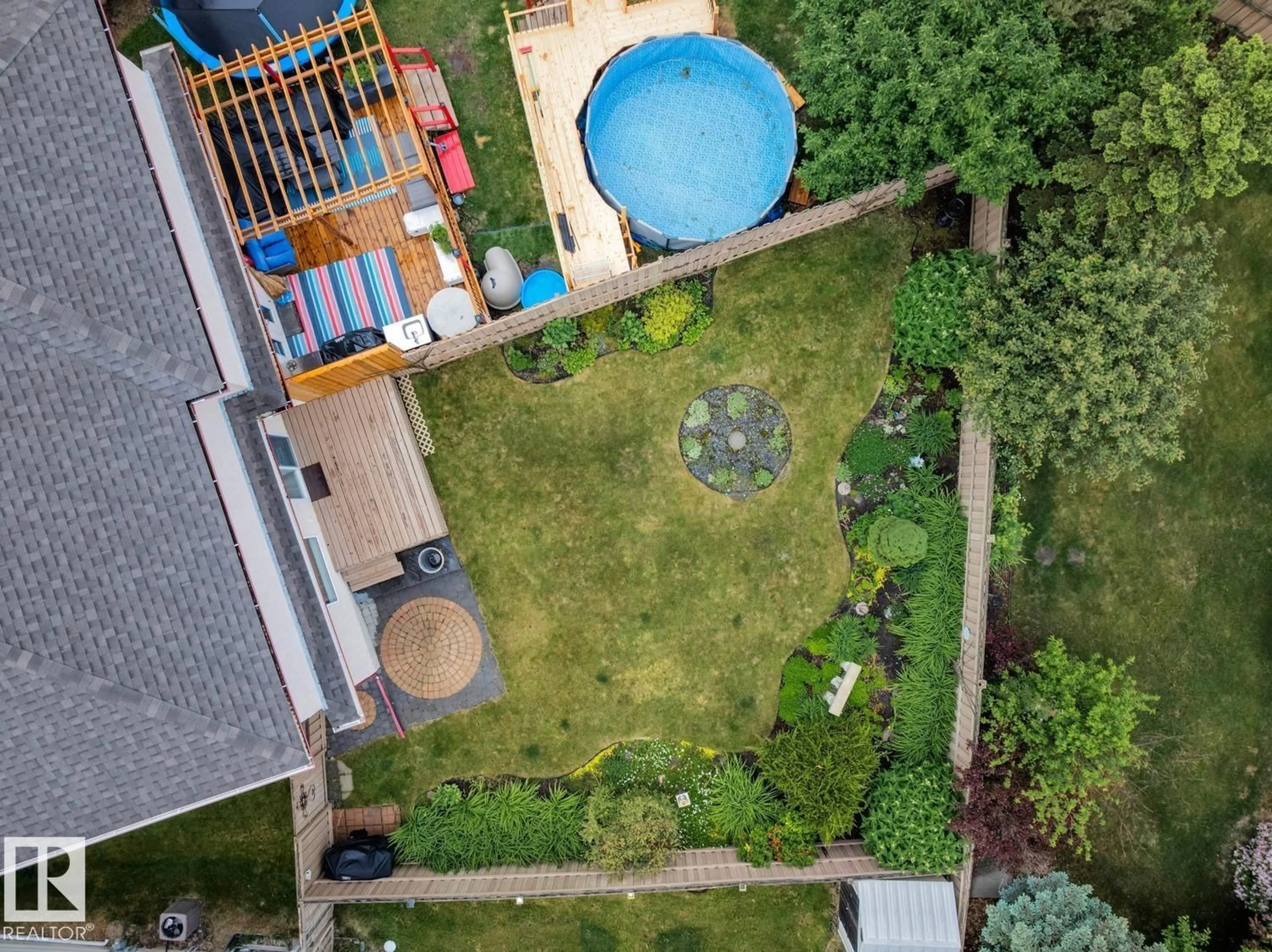 A pic from outside/outdoor area/front of a property/back of a property/a pic from drone, unknown for 16014 90 ST NW, Edmonton Alberta T5Z3P6