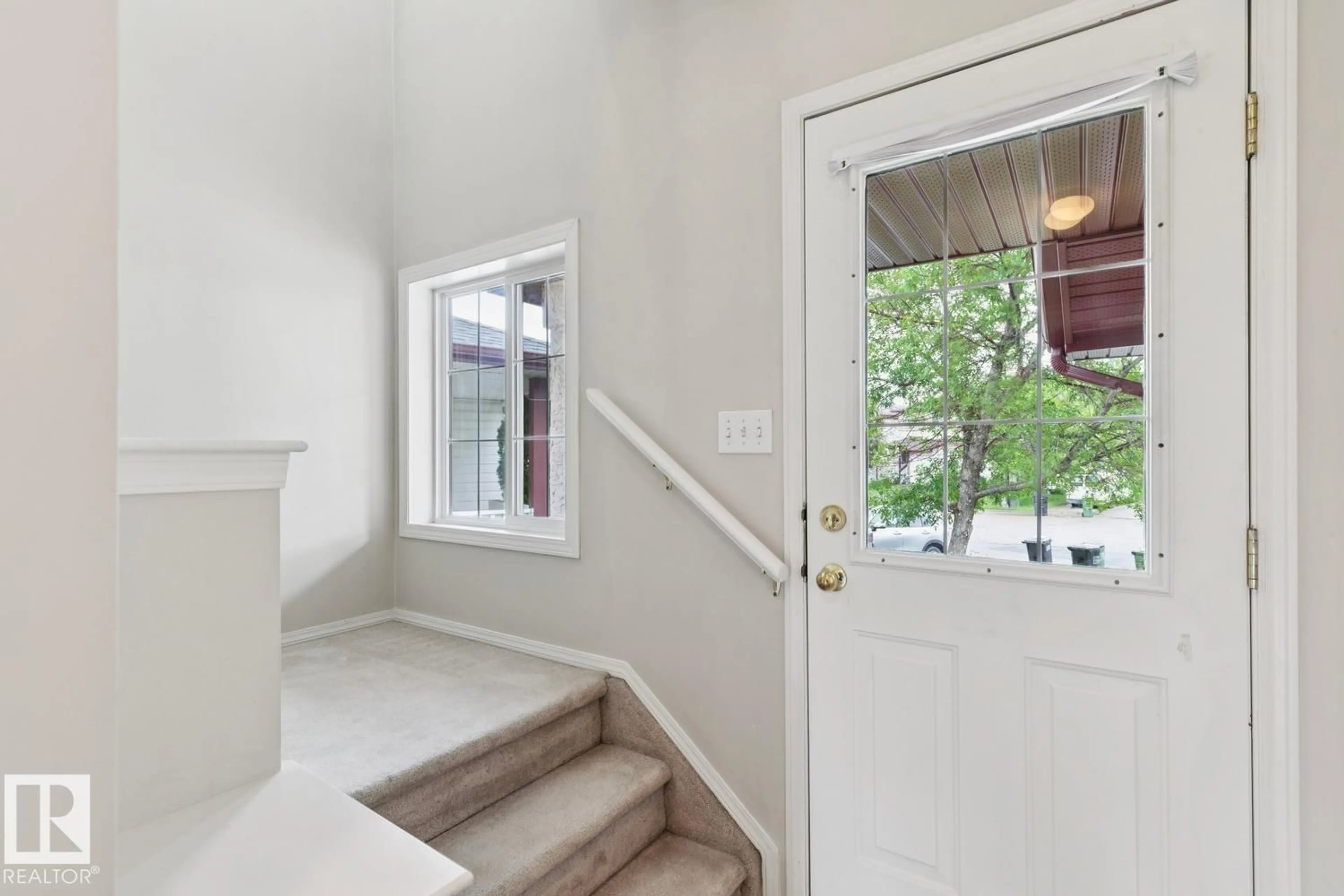 Indoor entryway for 16014 90 ST NW, Edmonton Alberta T5Z3P6