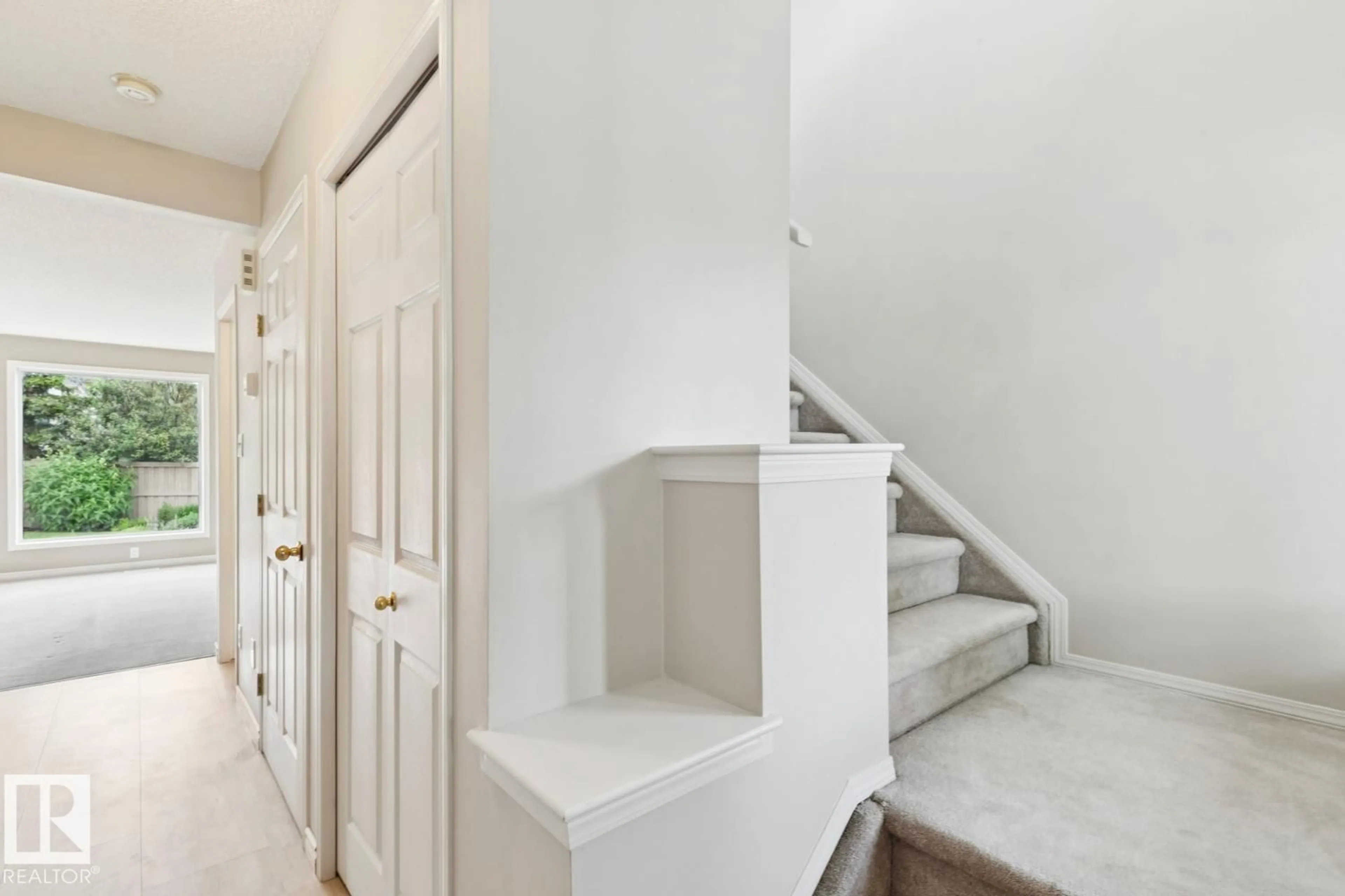 Indoor entryway for 16014 90 ST NW, Edmonton Alberta T5Z3P6
