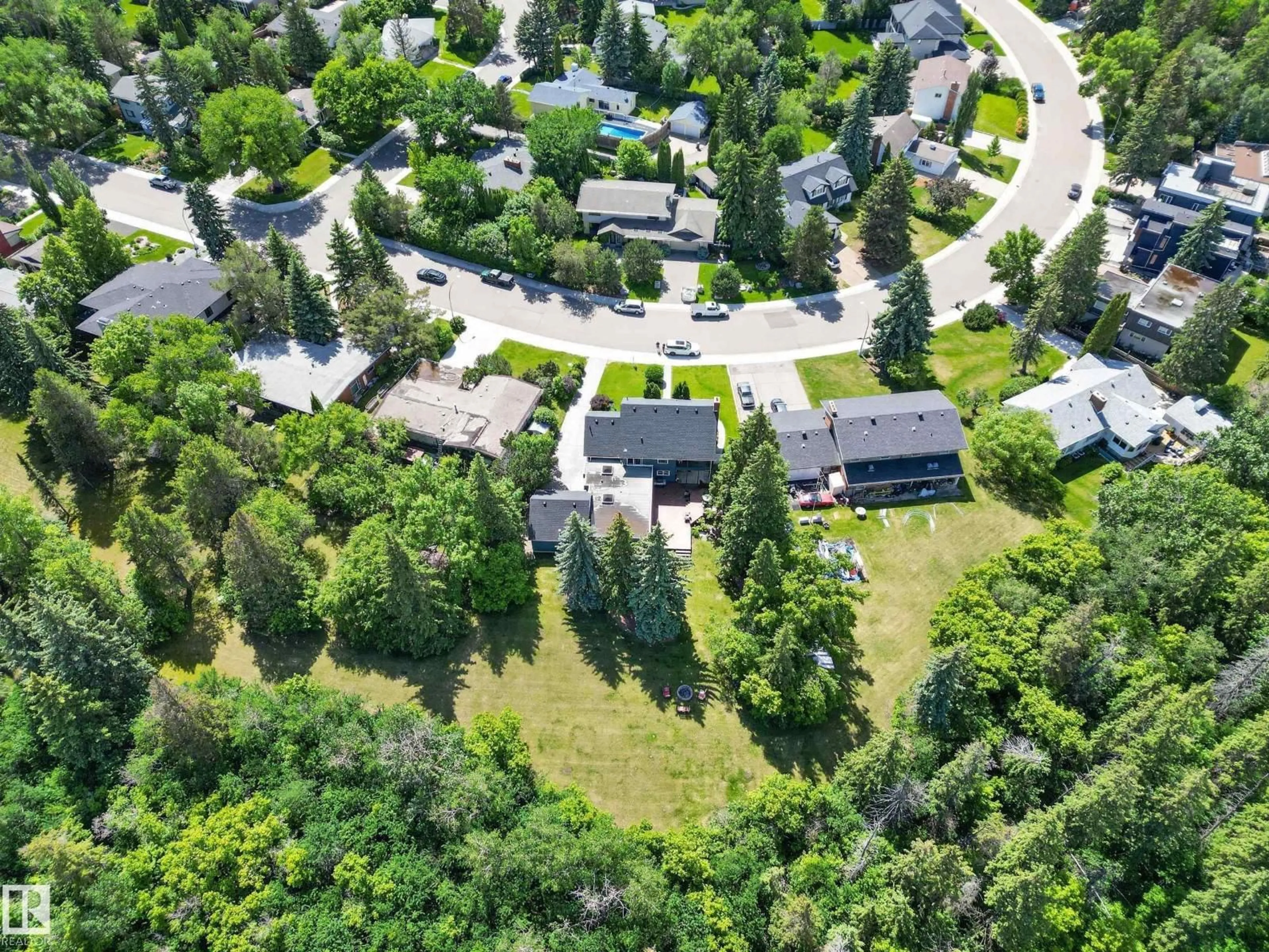 A pic from outside/outdoor area/front of a property/back of a property/a pic from drone, street for 6631 123 ST, Edmonton Alberta T6H3T3